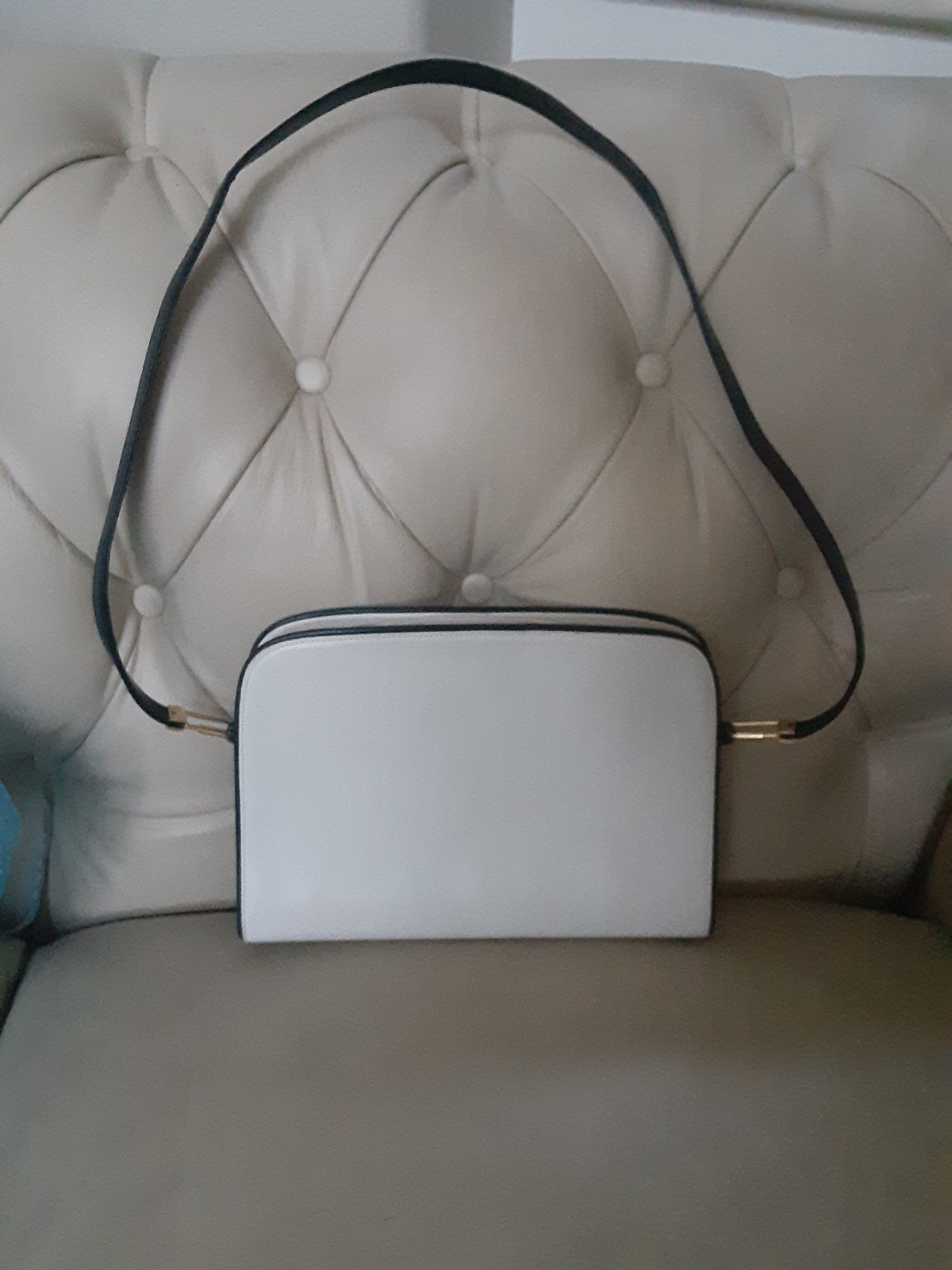 Retailer Gucci GG Logo White Shoulder Bag