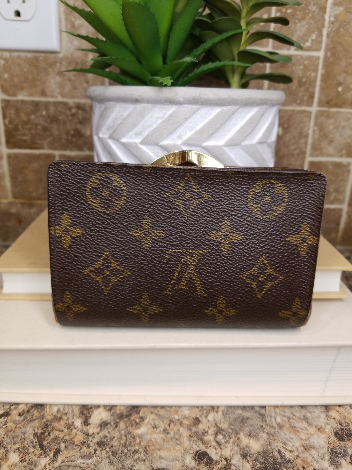 Louis Vuitton Kisslock shops Wallet