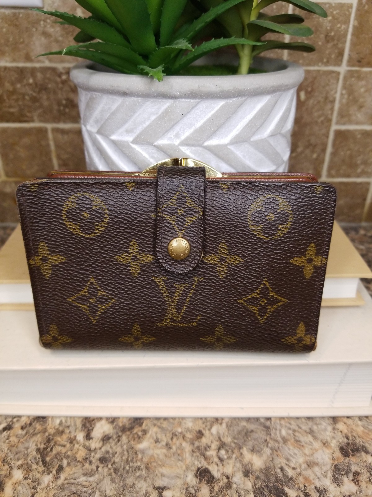 Louis Vuitton Kisslock shops Wallet