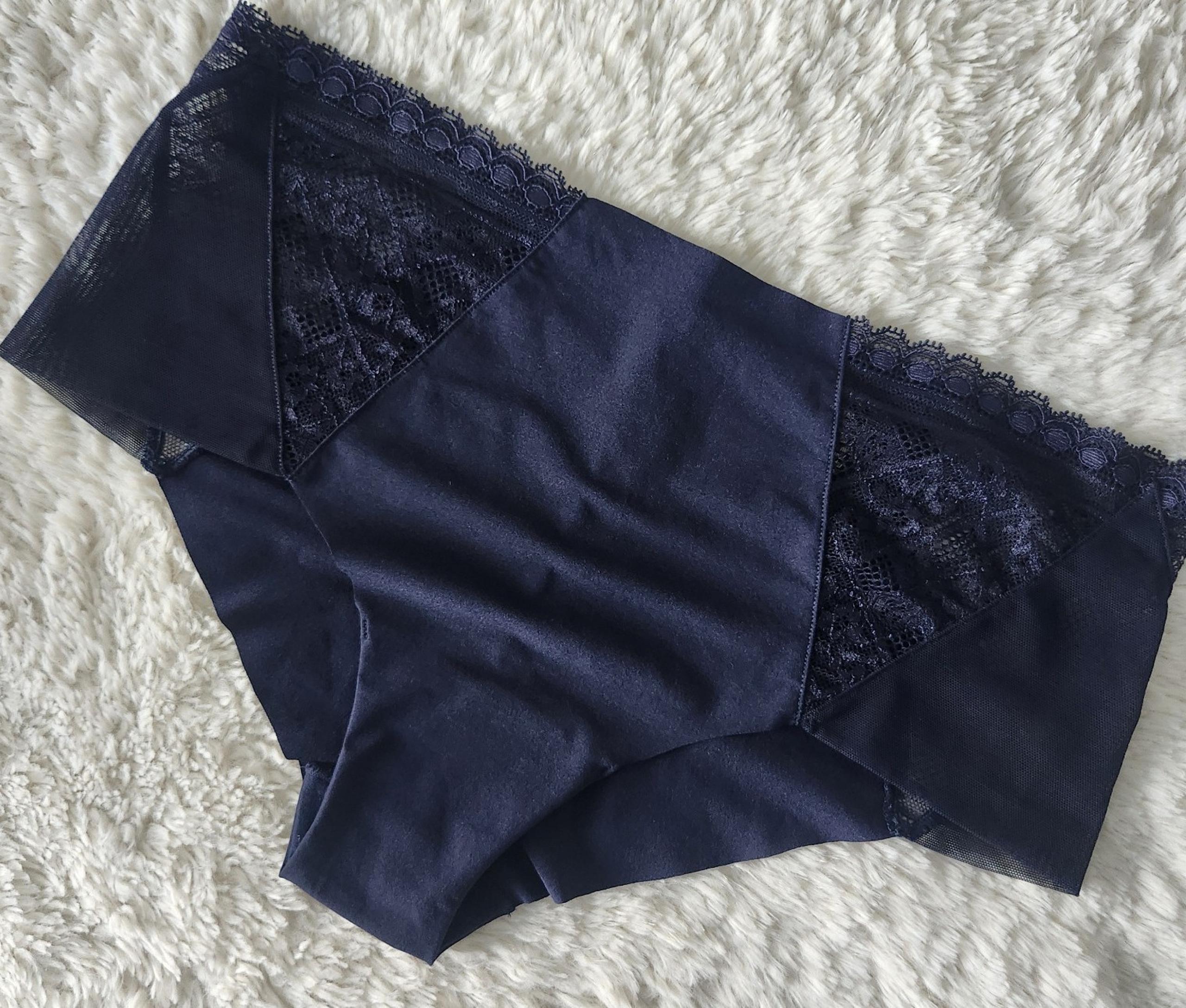 VICTORIA'S SECRET SHORTIE PANTY IN SIZE LARGE NWT