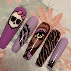 Press On Naisl // Clawdeen