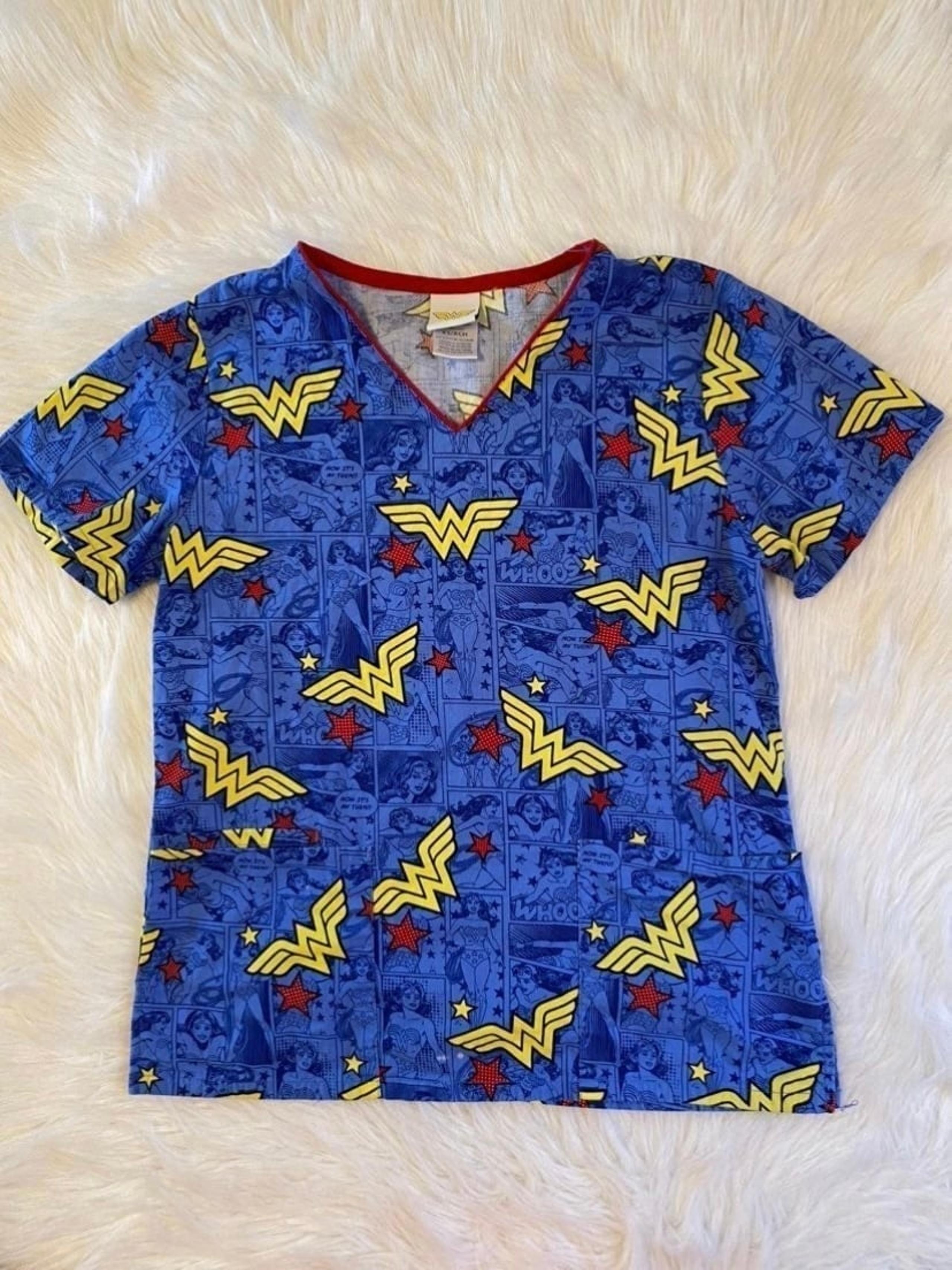 DC Comics Wonder Woman Scrub Top Womens Size XS Blue Short Sleeve Shirt