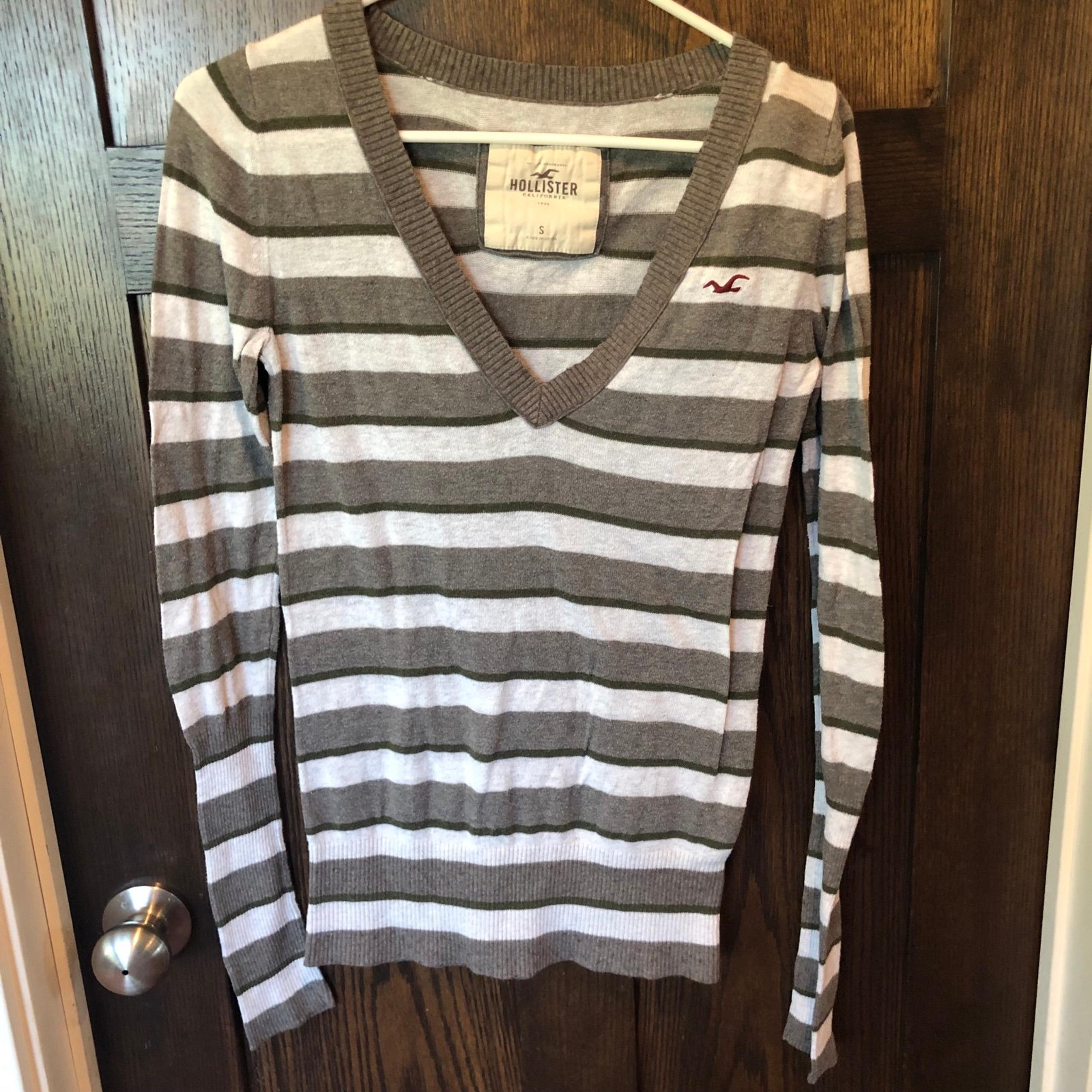 Hollister Women's grey and green Striped Long Sleeve V-Neck Sweater, Size Small