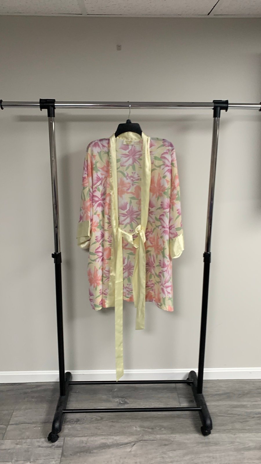 Vintage Gold Label Victoria’s Secret Floral Robe OS. In great condition- has a c