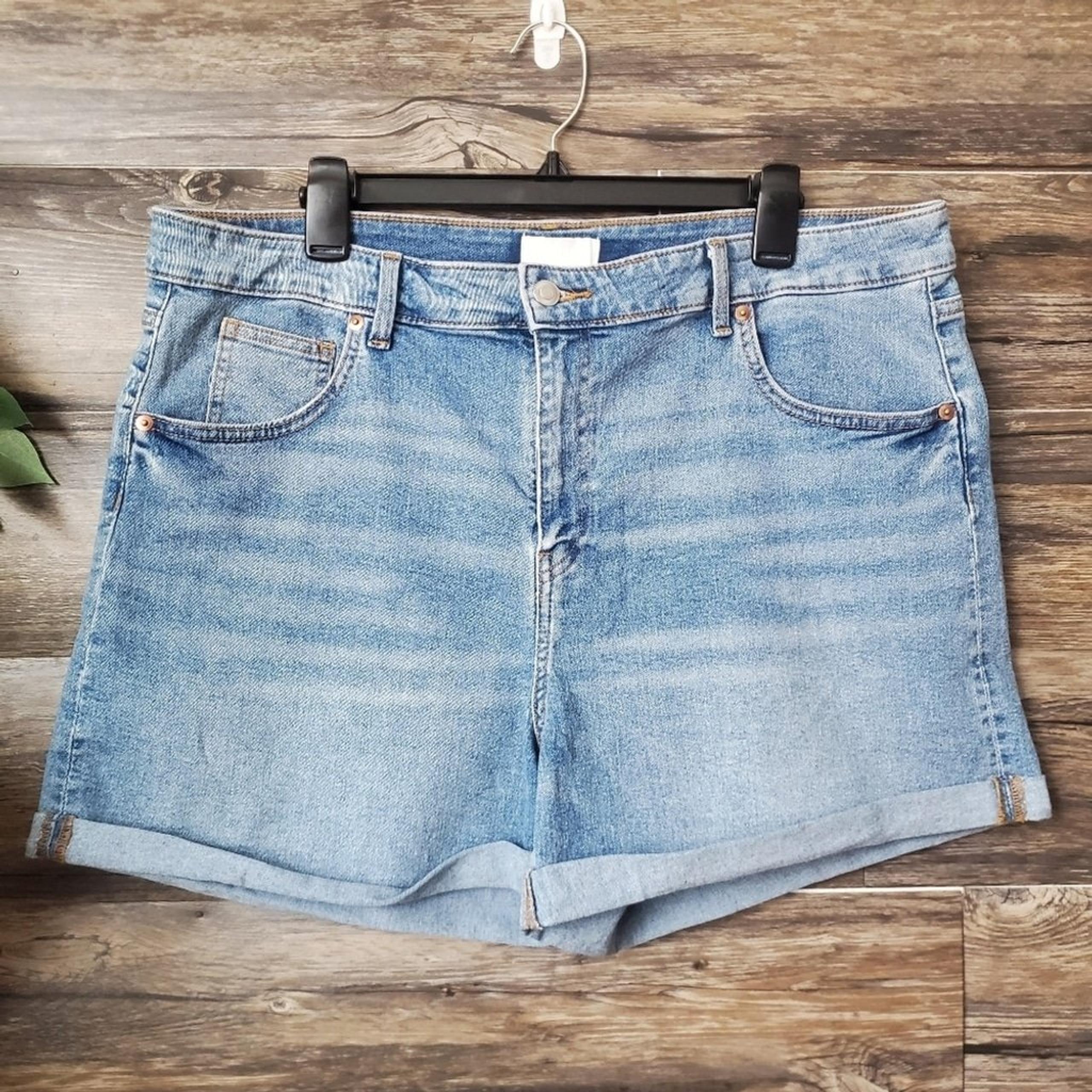 H&M Mom Jean Shorts Light Wash Denim Womens Size 18 Plus Size High Rise *