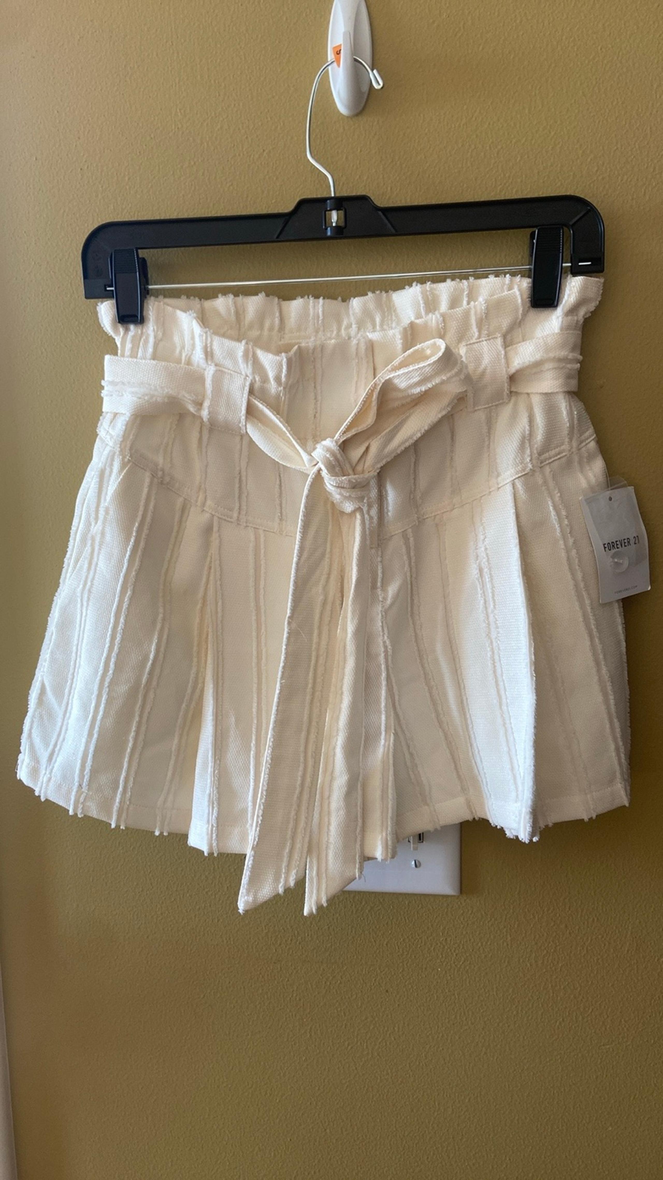 2/$32 NWT FOREVER 21 WOMEN’S SHORT