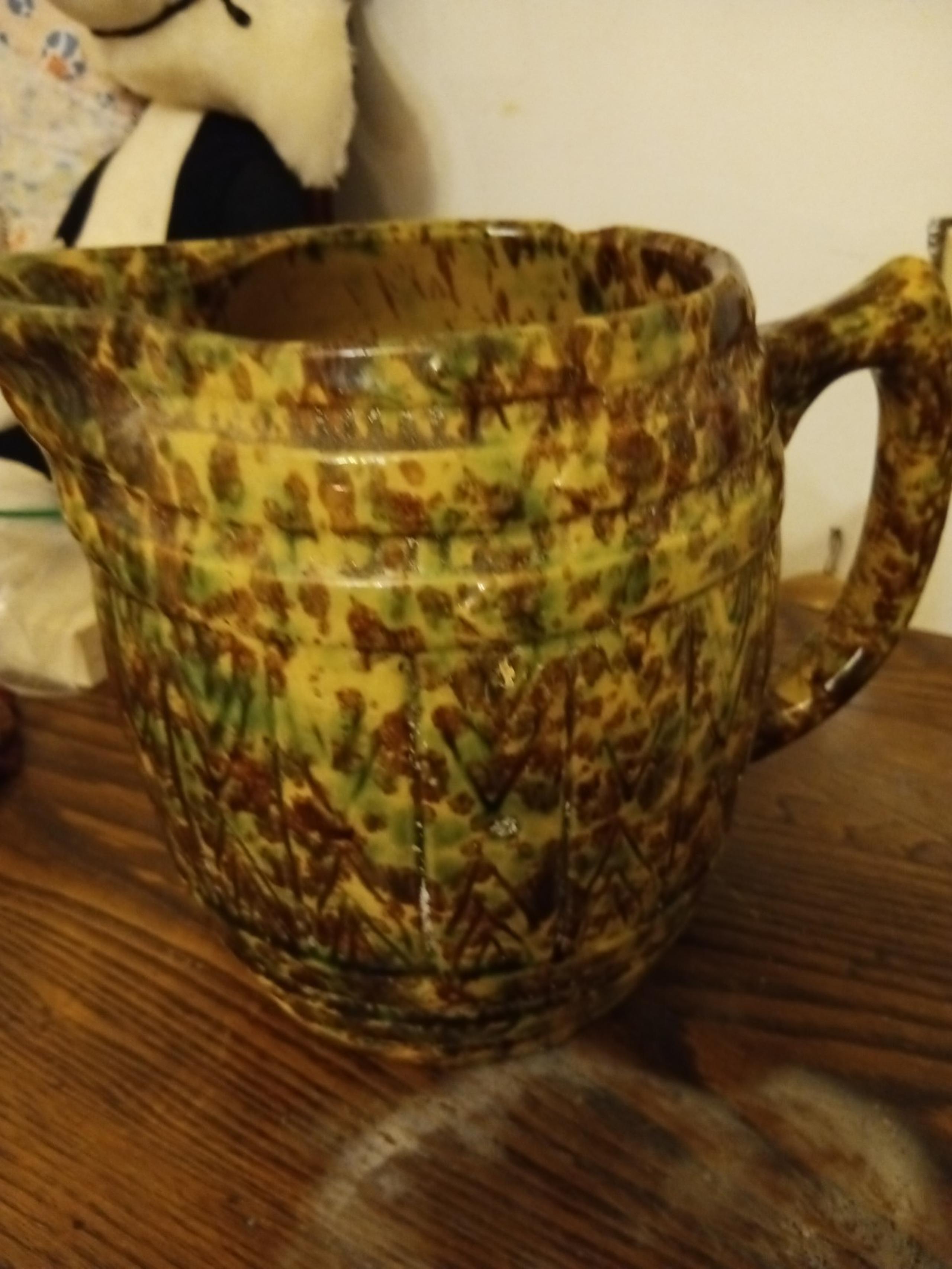 Morton picture sponge ware. Holds about 2/3 of a gallon. With small damage.