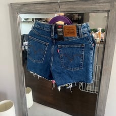 Levis premium Ribcage super high rise short size 25