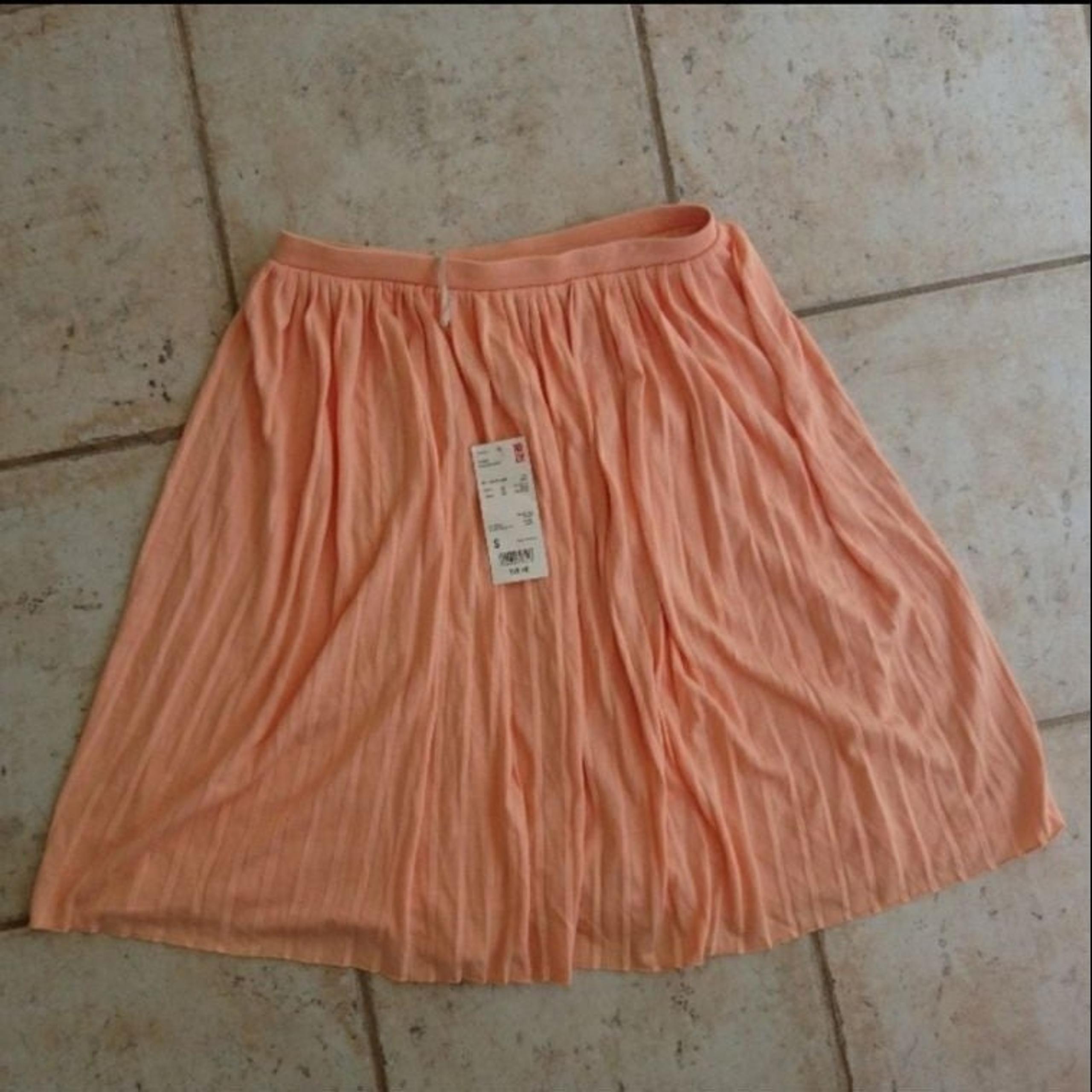 Uniqlo Peach Pleated Skirt