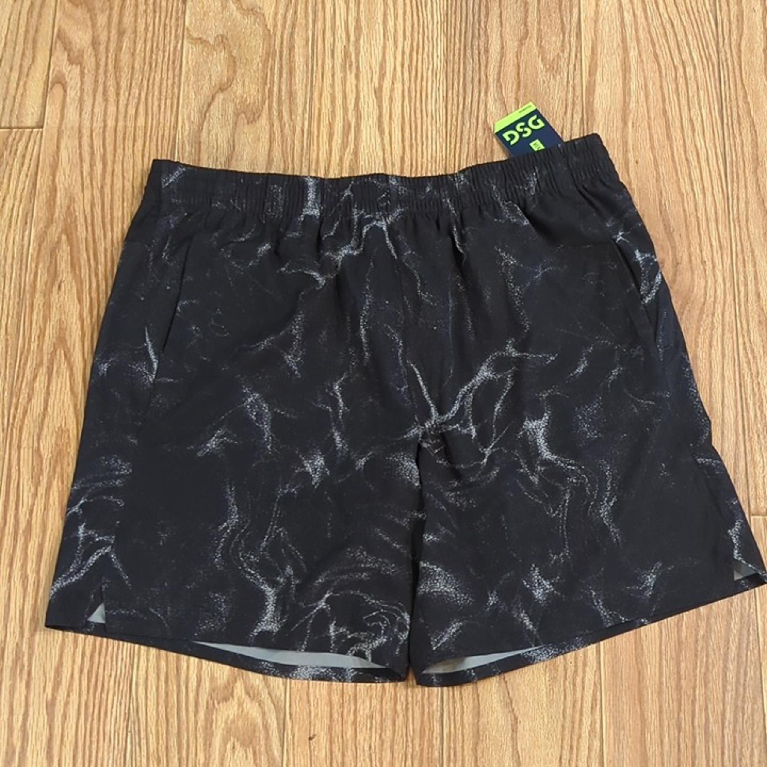 NWT DSG black patterned Agility Short with 8" inseam and athletic fit, men's XXL