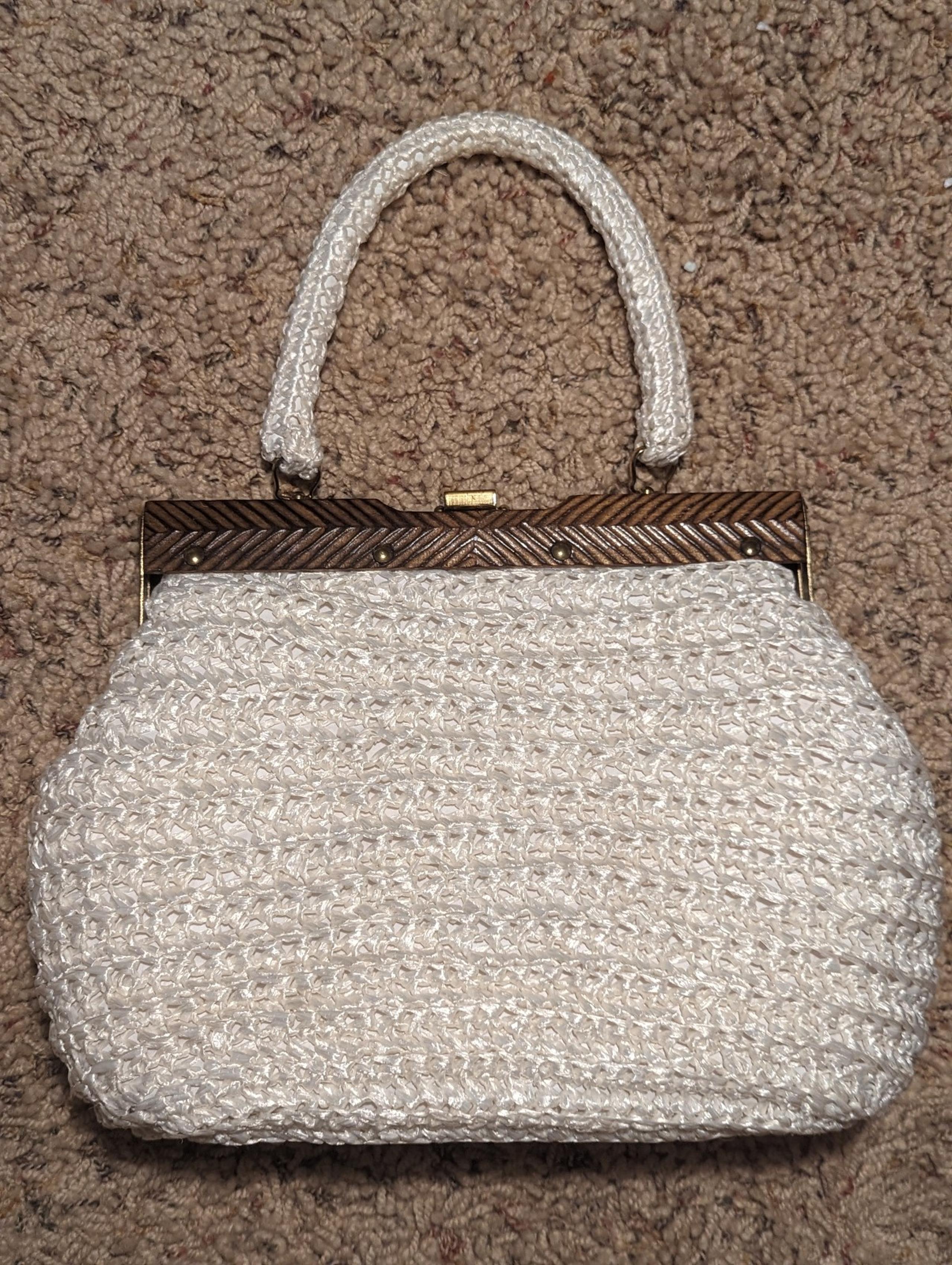 VINTAGE LA FLEUR White STRAW HANDBAG WITH WOOD ACCENT WITH HOOK CLOSURE