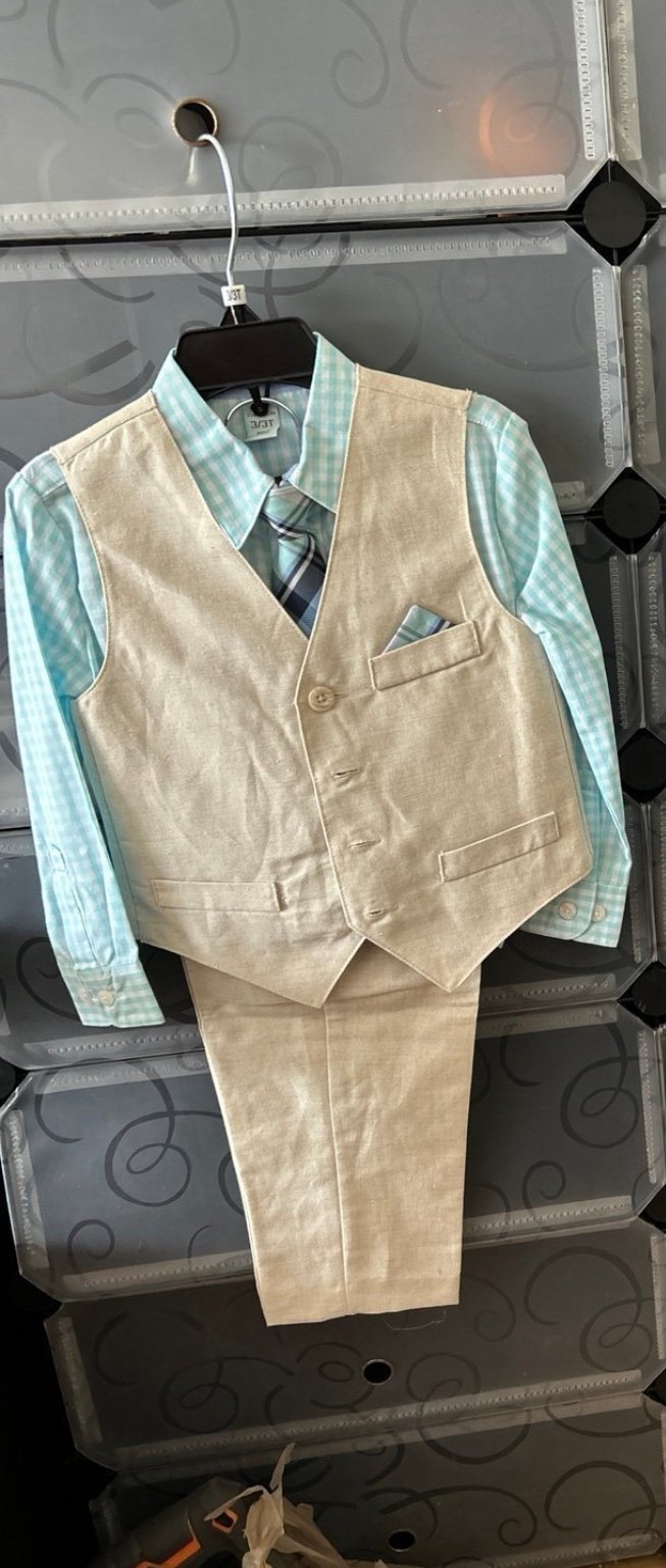 Boys 3T, 4 pieces dress set-New