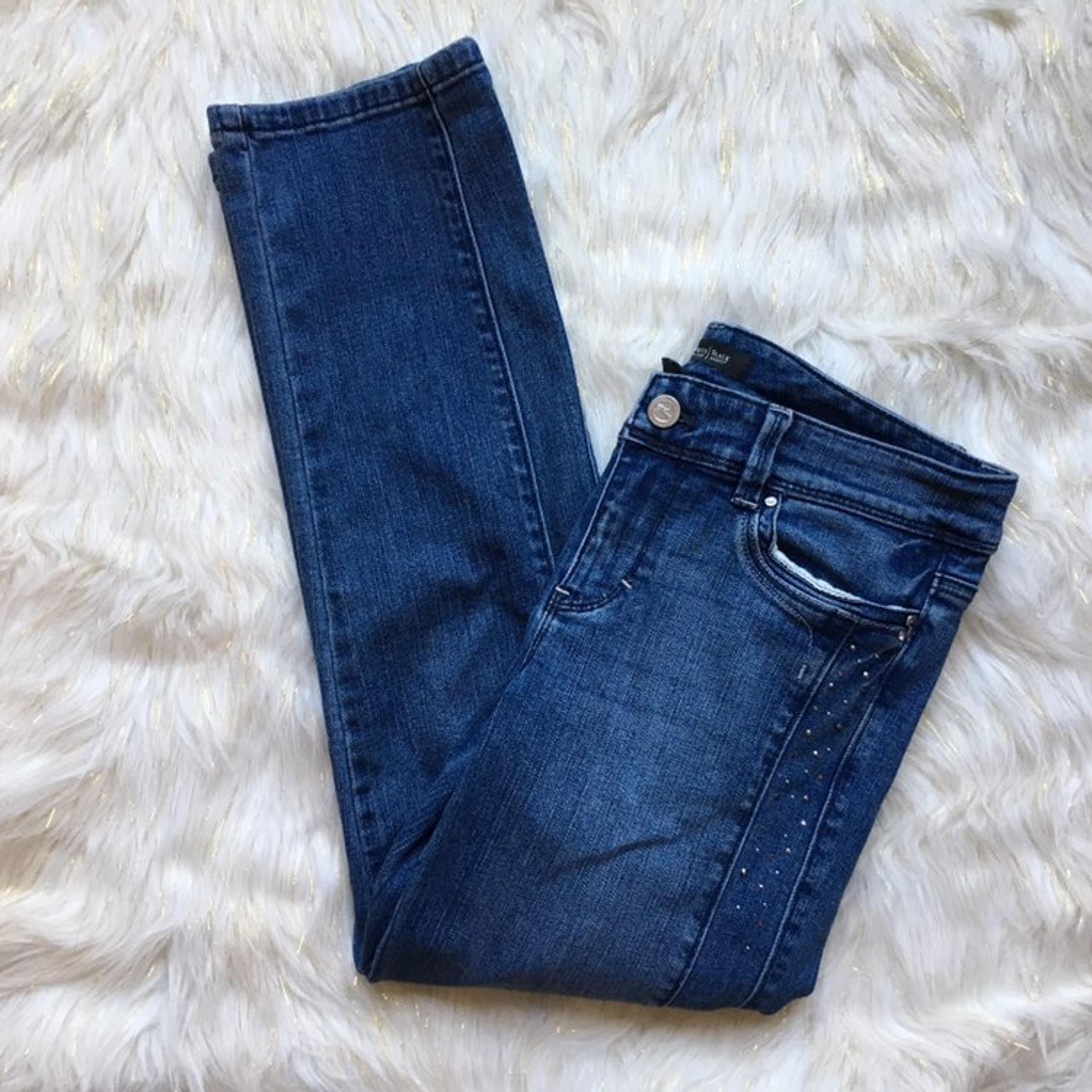 White House Black Market Blanc Slim Crop