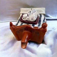 SWINESIDE TEAPOTTERY BED TEAPOT IN GOOD CONDITION 11 in LONG