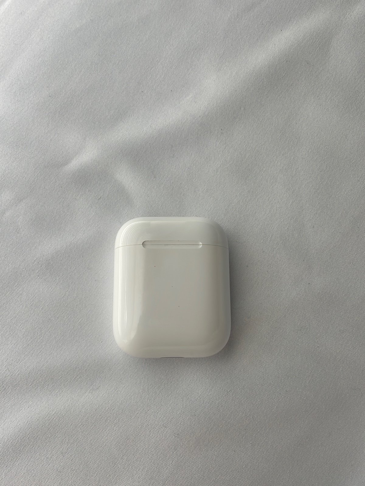 Apple AirPods with Charging Case (1st Generation)