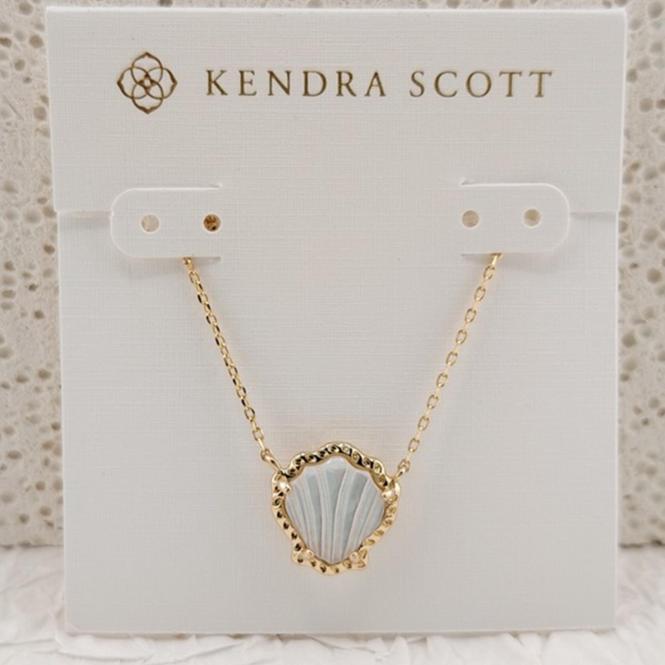 Kendra Scott Gold Shell Short Pendant Necklace in Blush Ivory