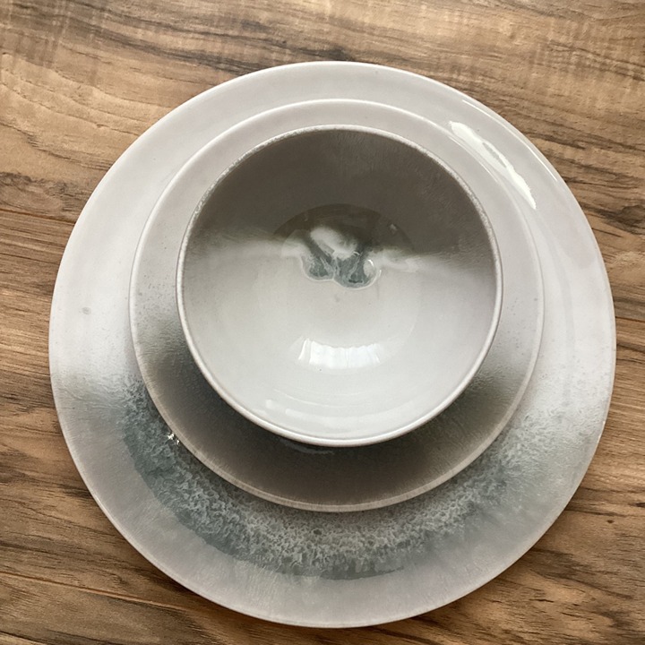 NWOT Crate & Barrel Ora Dinnerware Set of 18 Pieces