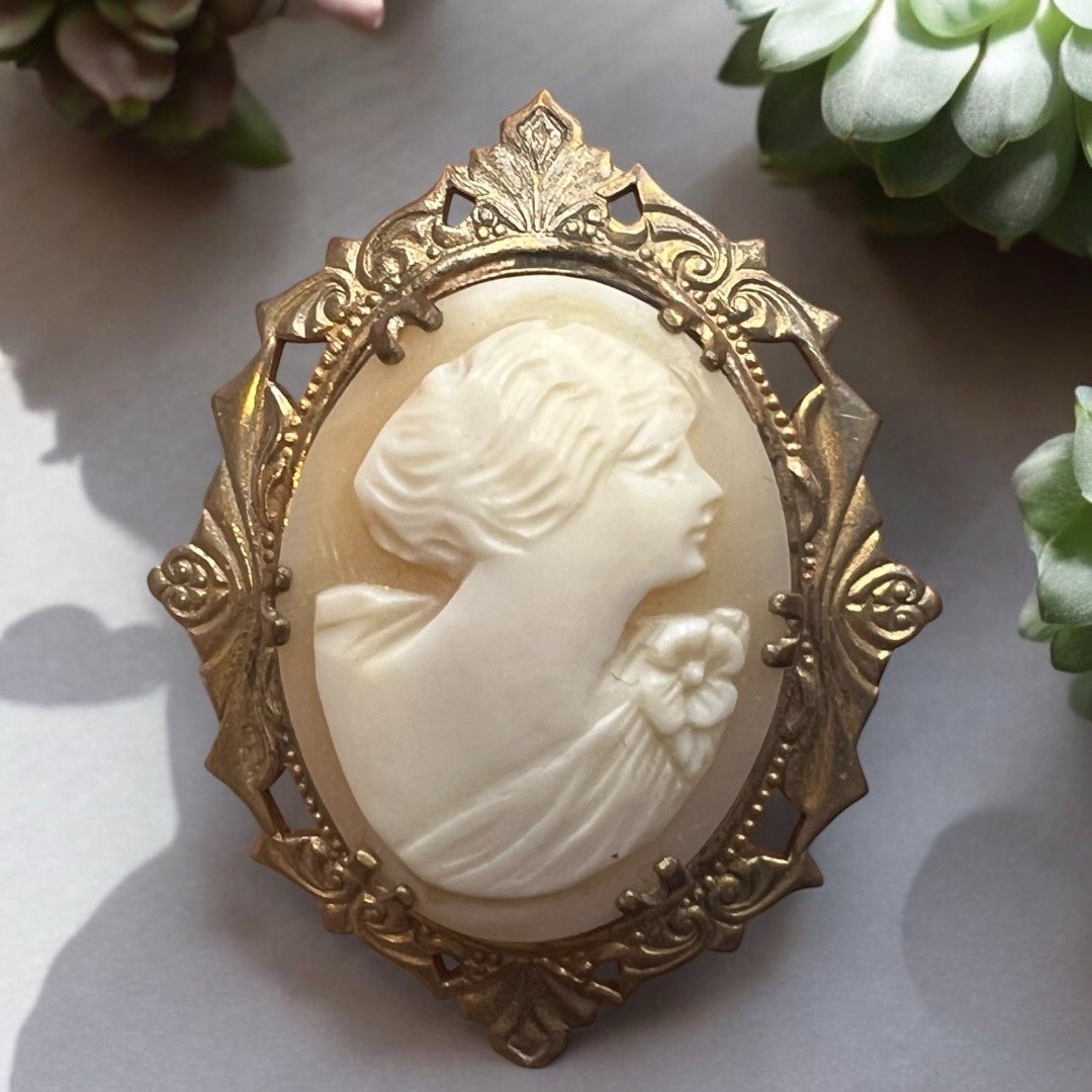 Beautiful Antique Cameo Brooch Pin Ornate Vintage Gold Frame
