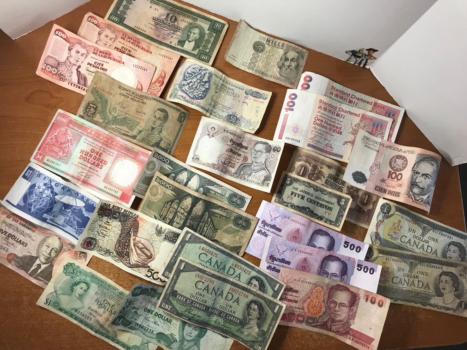 Collectible Foreign Currency 27 Bills Lot Bahama Canada