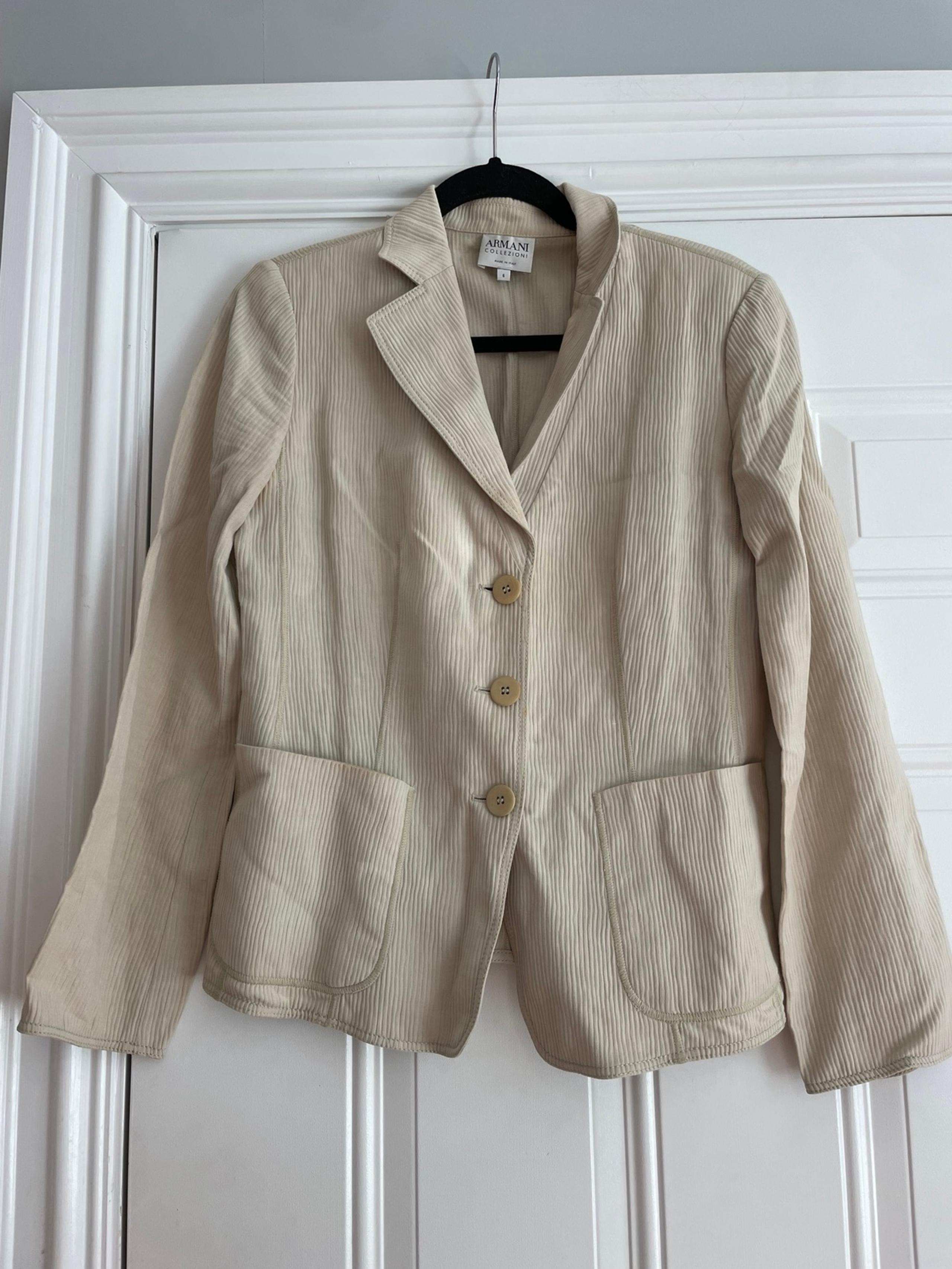 Vintage off-white, seek sucker material, Armani Collezioni Blazer, size 6