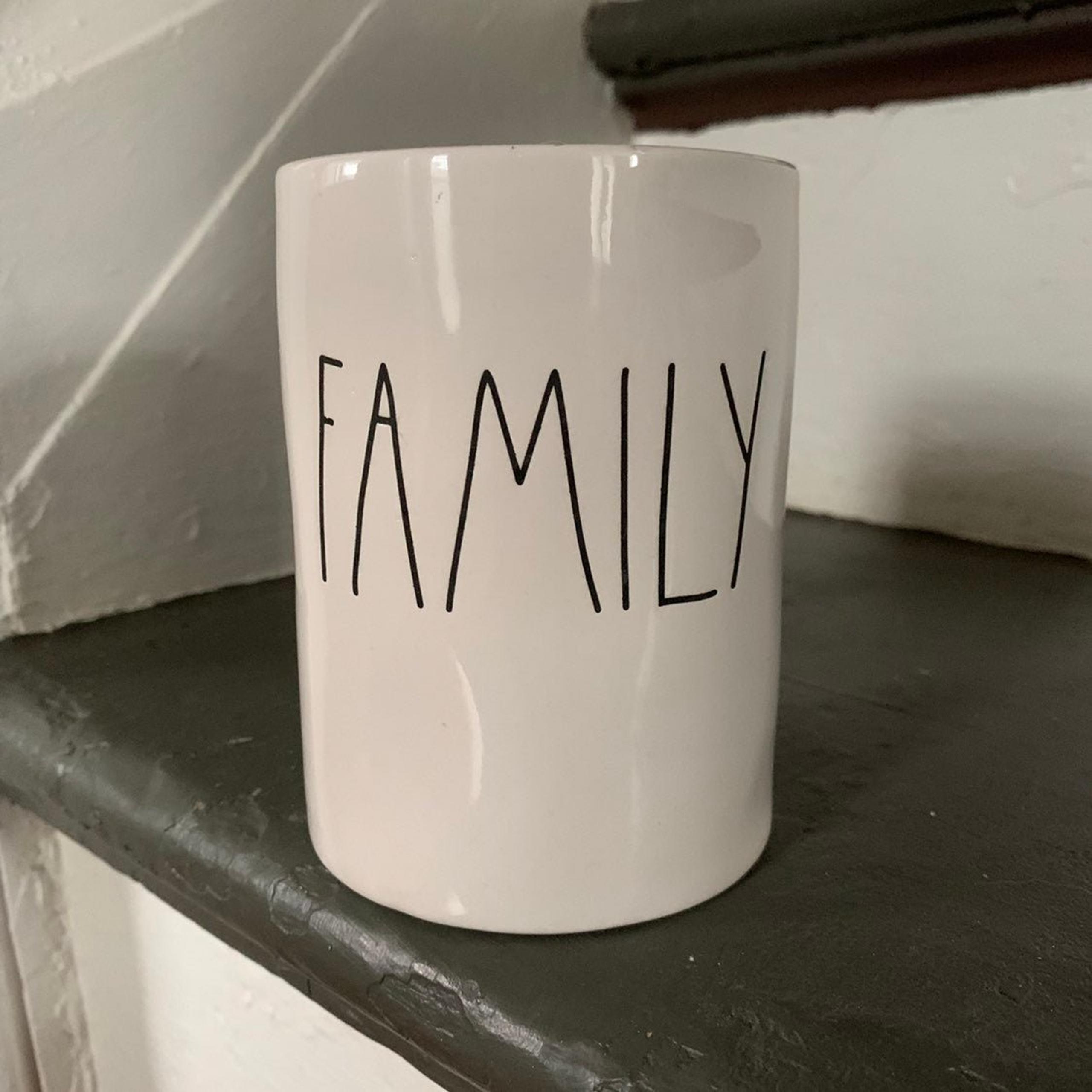 FAMILY Candle - Rae Dunn