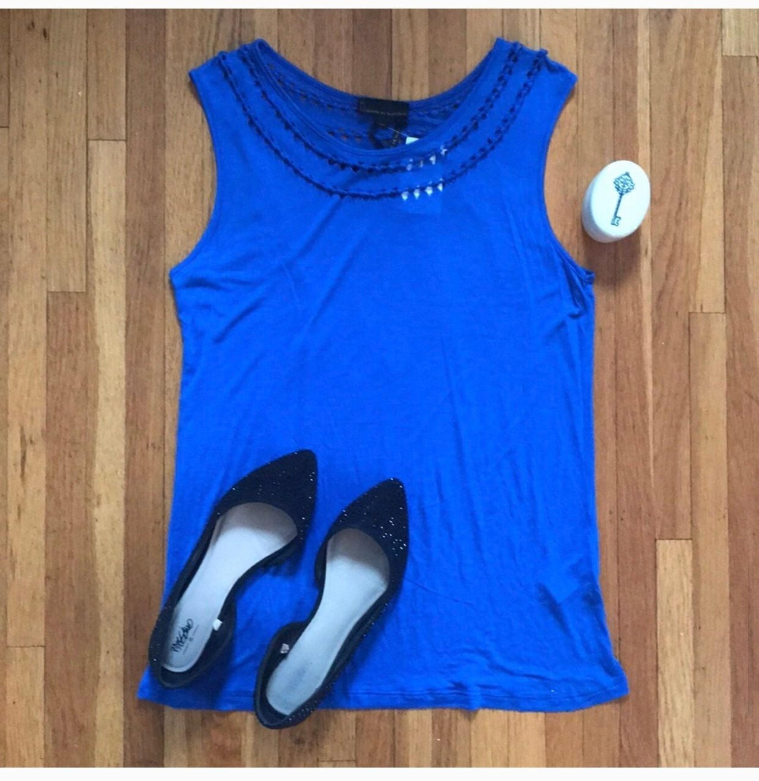 NWT sleeveless knit top large