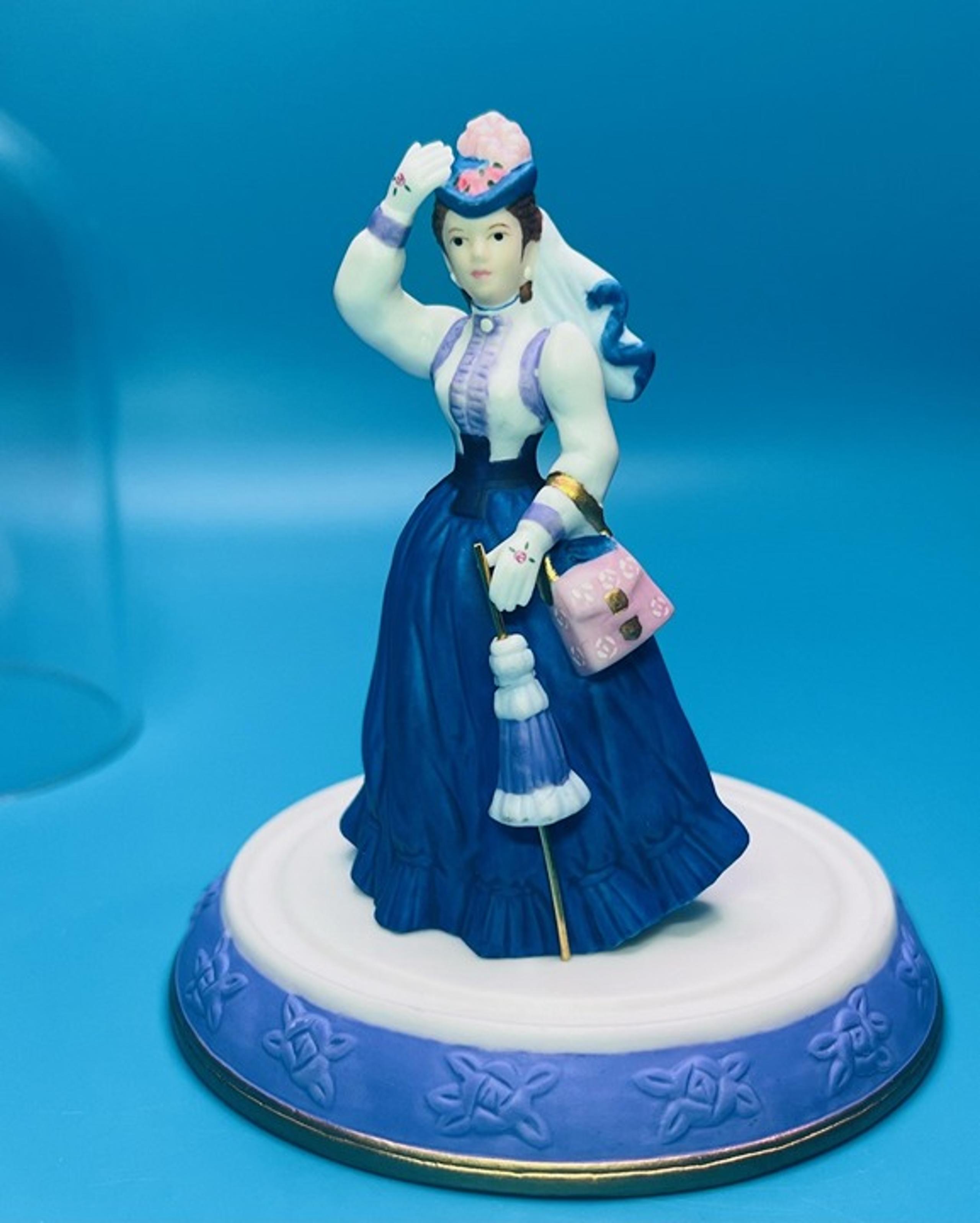 1996 Avon Limited Edition P.F.E. Albee President's Club Award Figurine 3" +Stand
