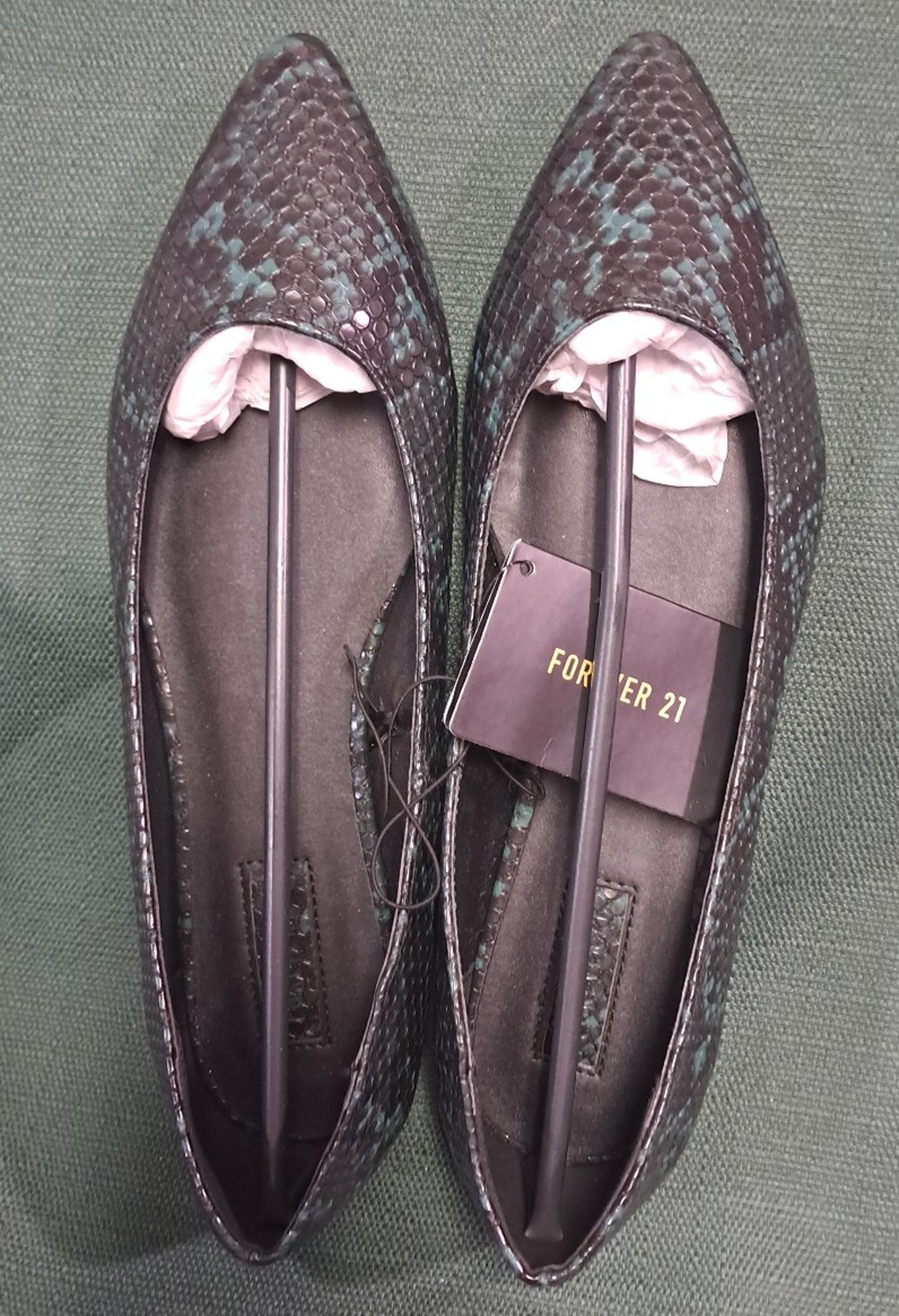 Women's forever 21 snake skin flats! NWT! SZ. 7