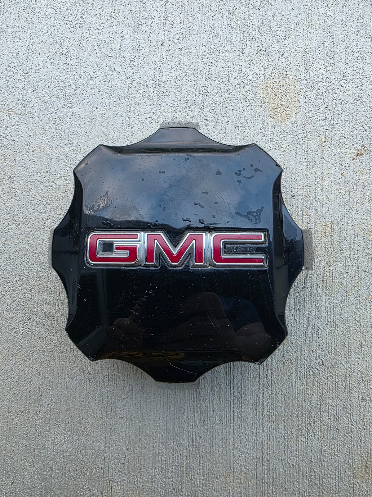 Single Used GMC Sierra 2500 (21-25) wheel center cap