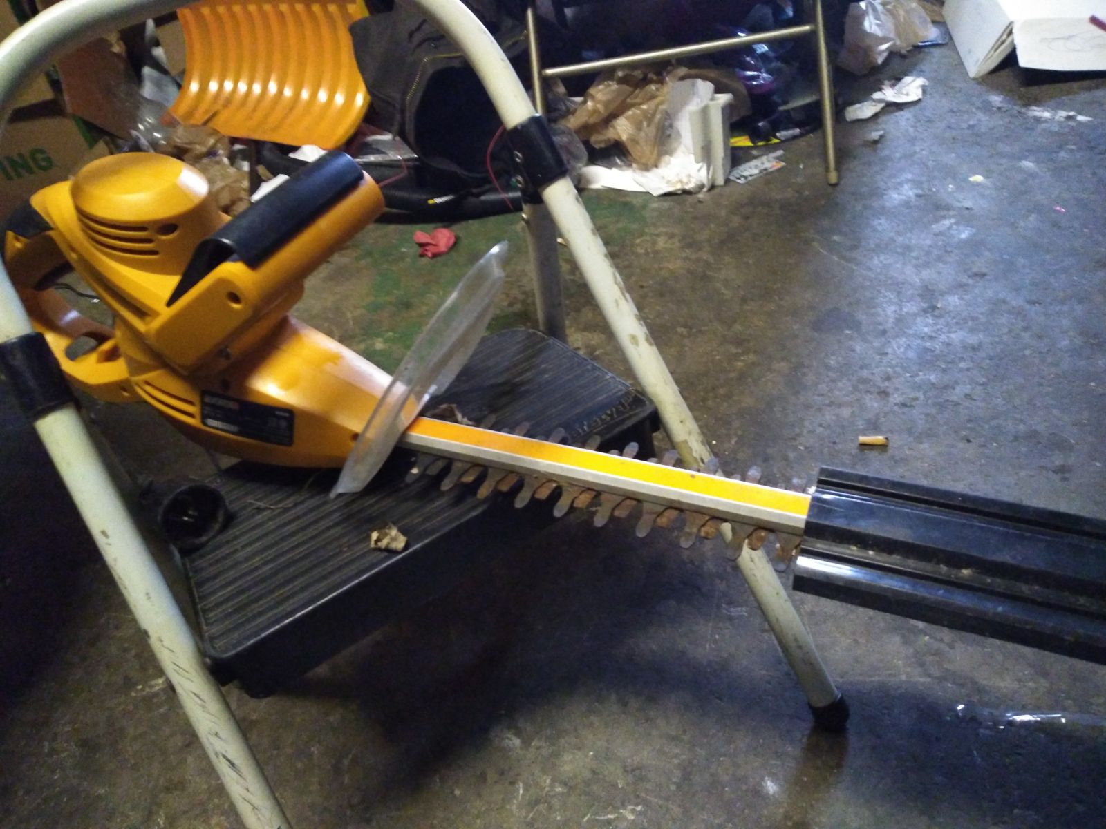 Electric hedge trimmers