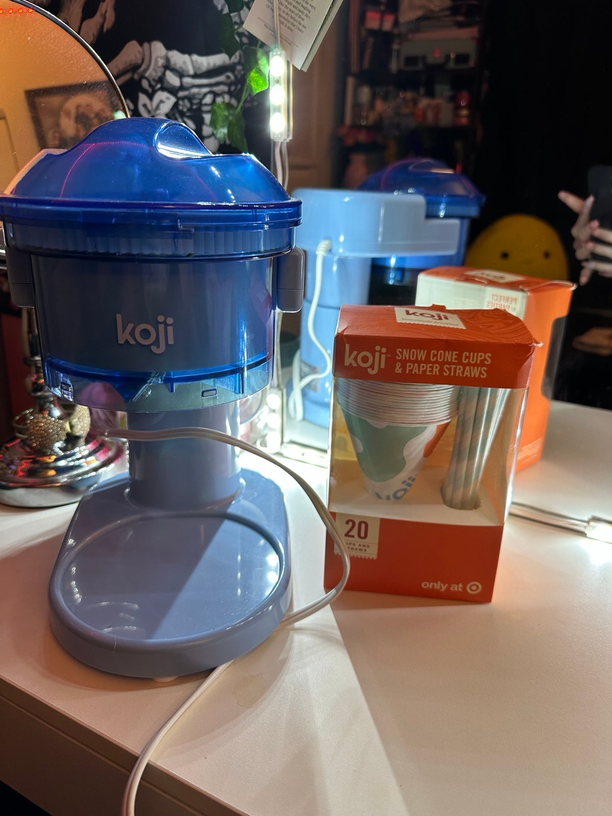 Snow cone maker