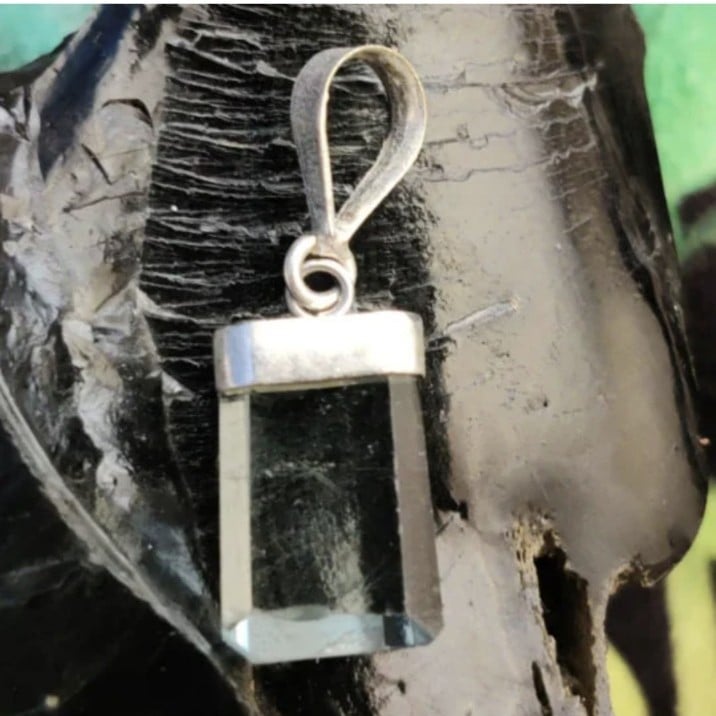Hiddenite Green Kunzite Spodumene gemstone silver cap pendant necklace #035