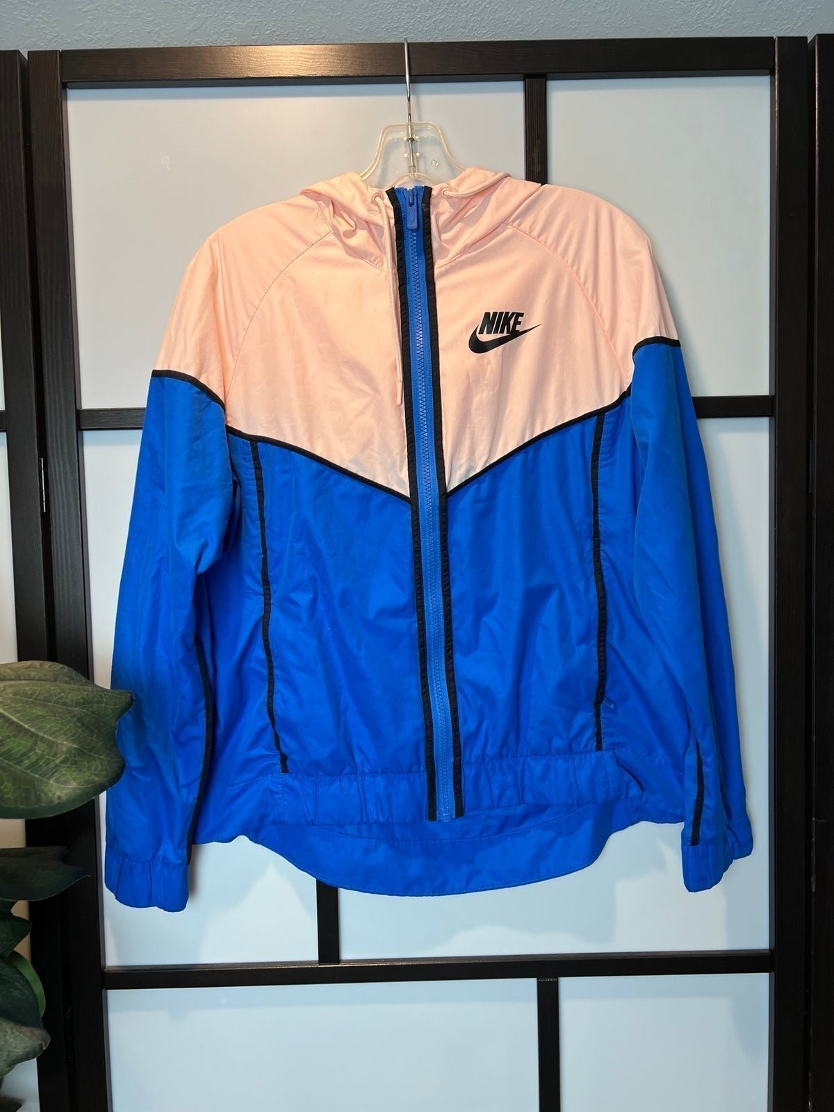 Nike sportswear windrunner jacket size medium