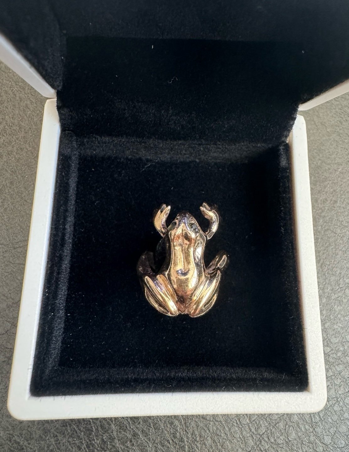 Vintage 14k Yellow Gold Frog shaped with black eye stones Ring size 4.75
