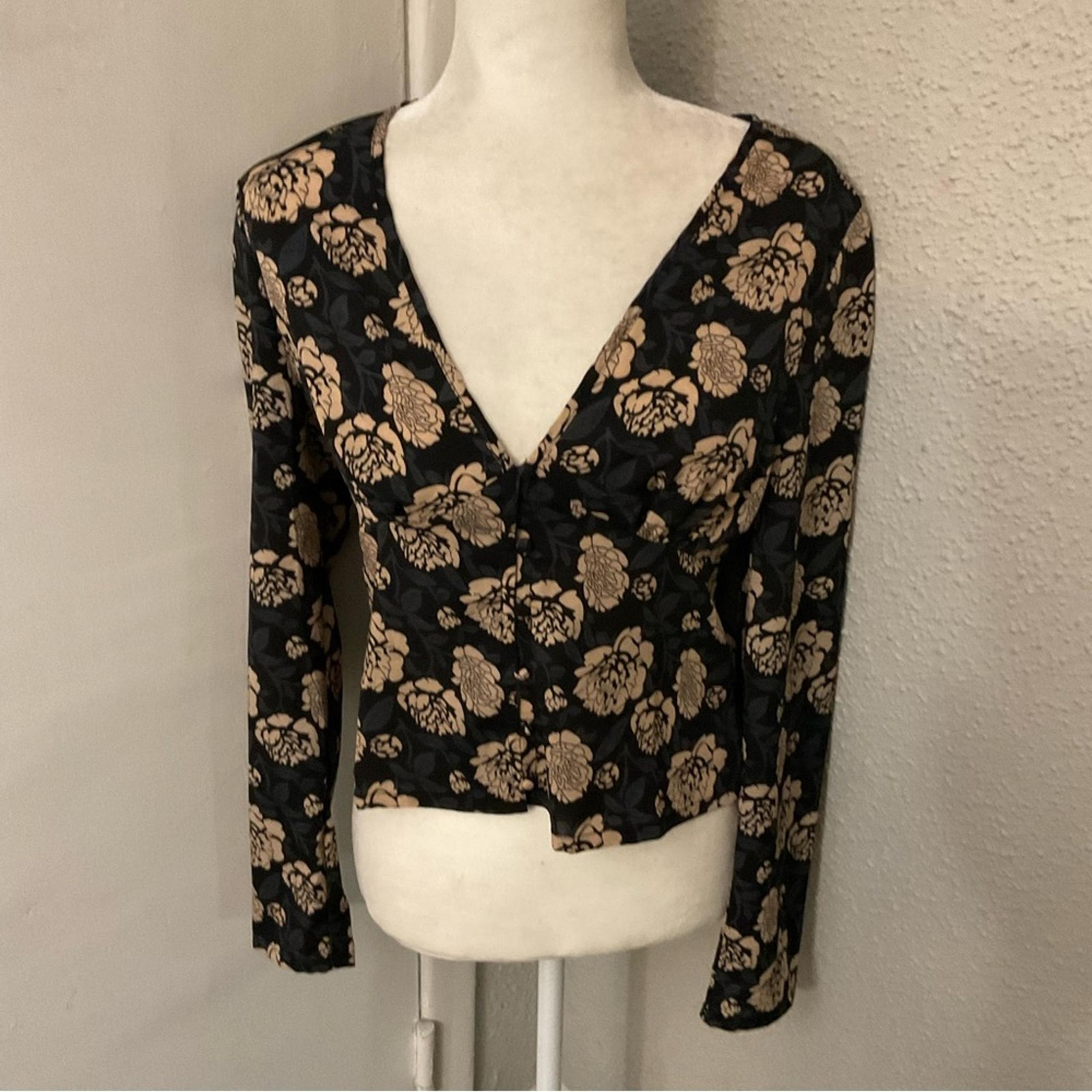 Nasty Gal Nothing Bud Flowers Cropped Floral V-Neck Button Up Blouse Size 6