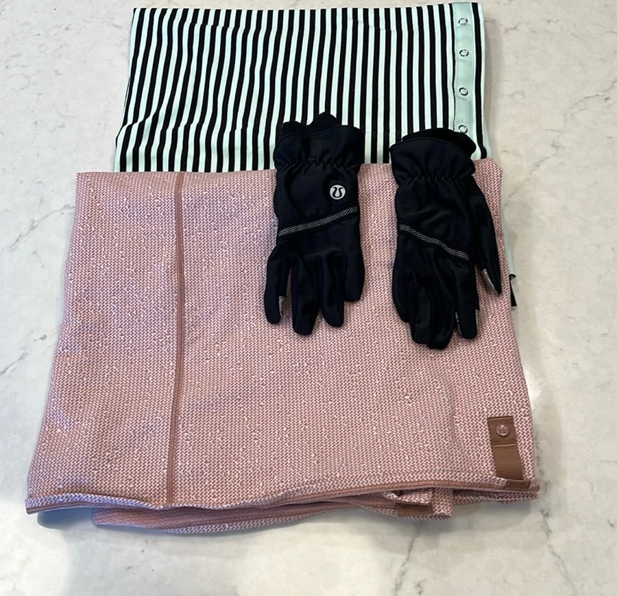 Lululemon bundle scarves and gloves