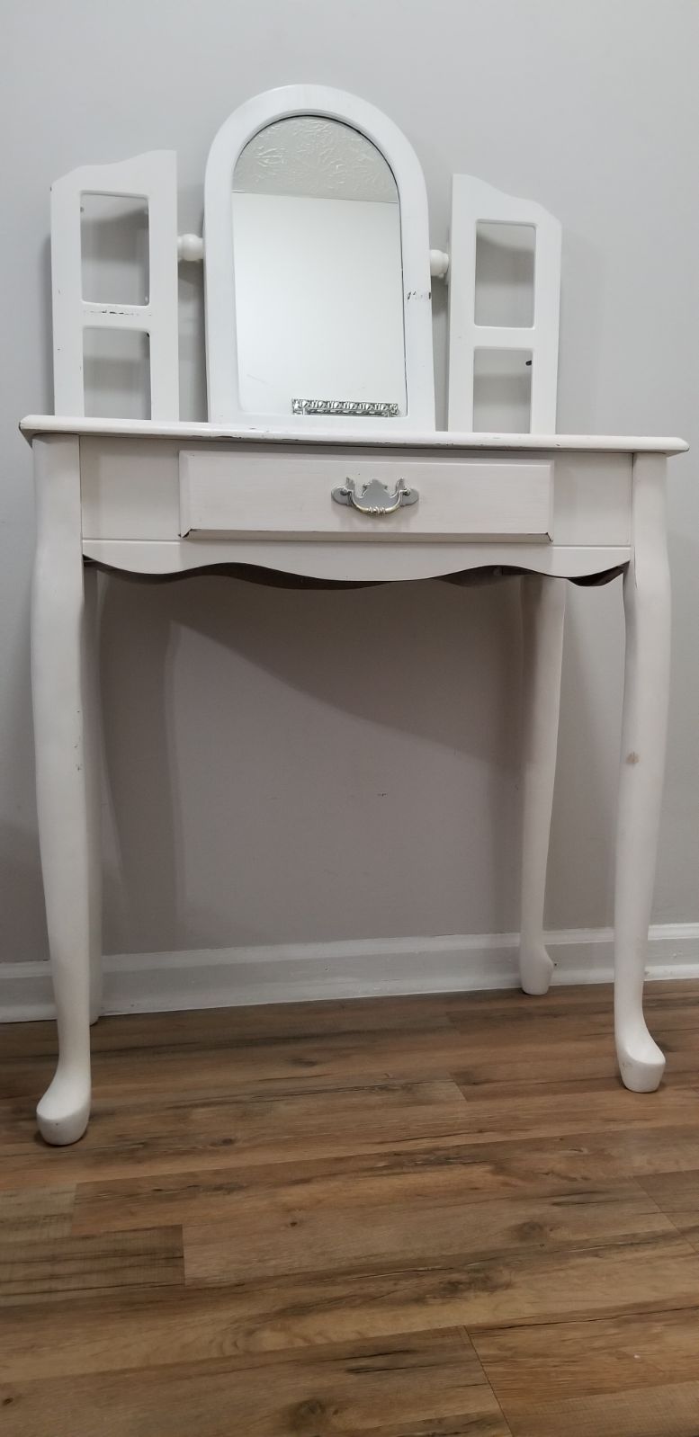 vanity table with mirror