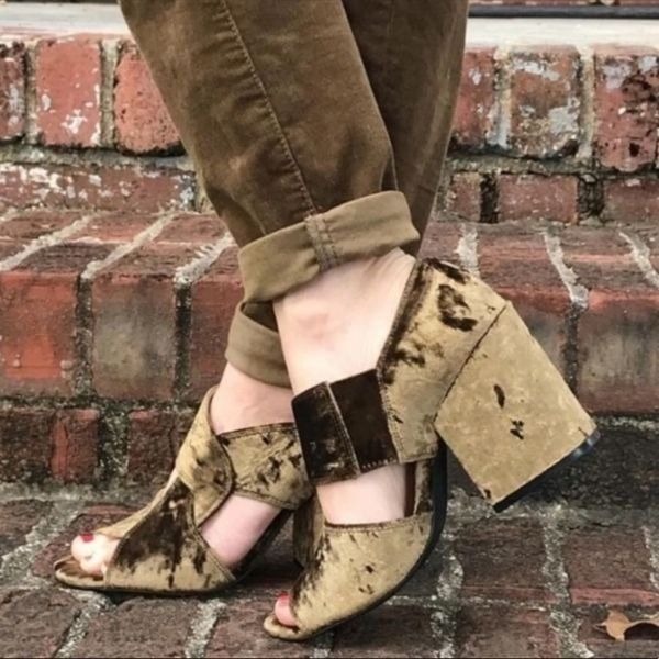 NWT CAbi 6016 Interlock Moss Green Crushed Velvet Block Heels