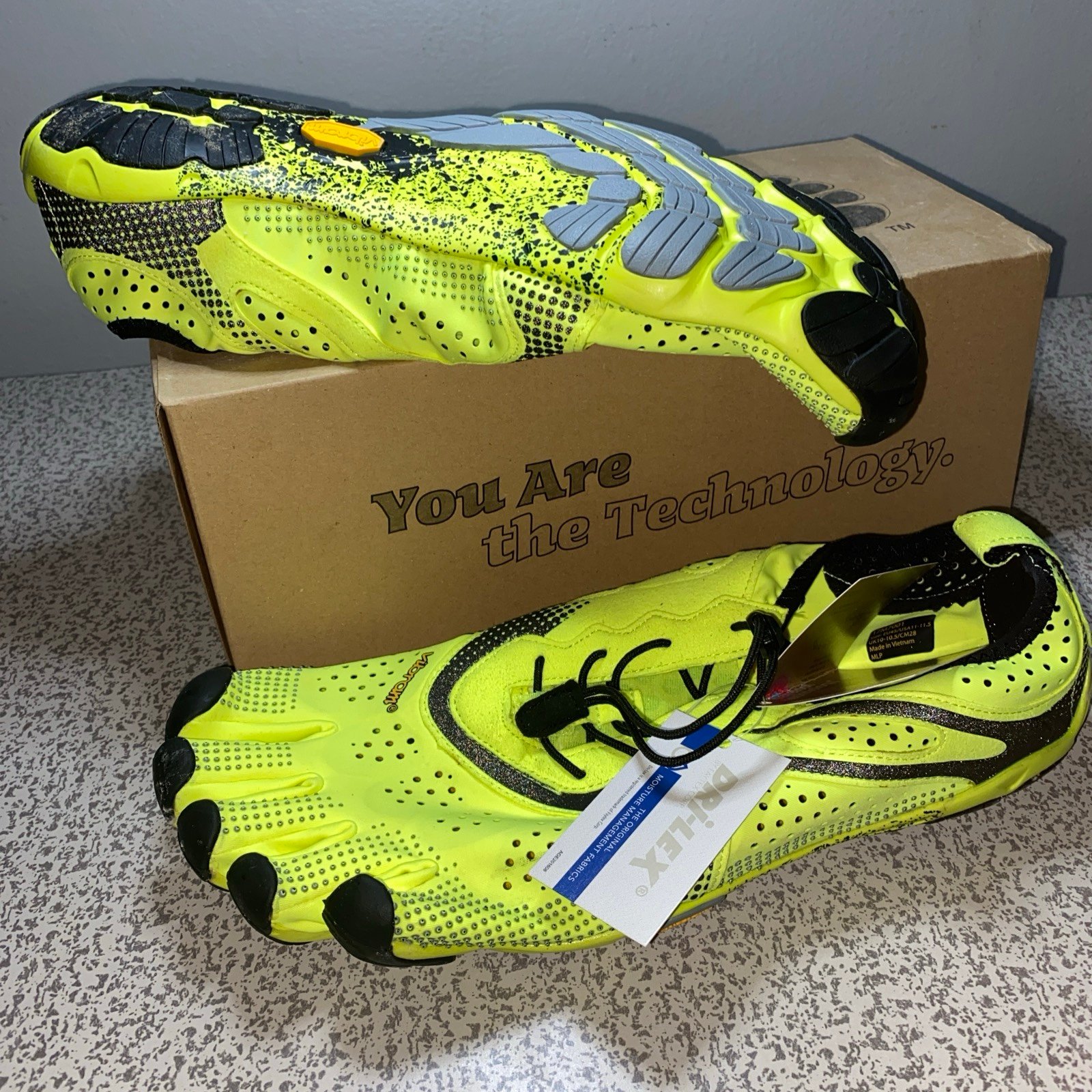 RARE Vibram FiveFingers V-Run Men size 45 11-11.5 Yellow Water Shoes Sports NEW!