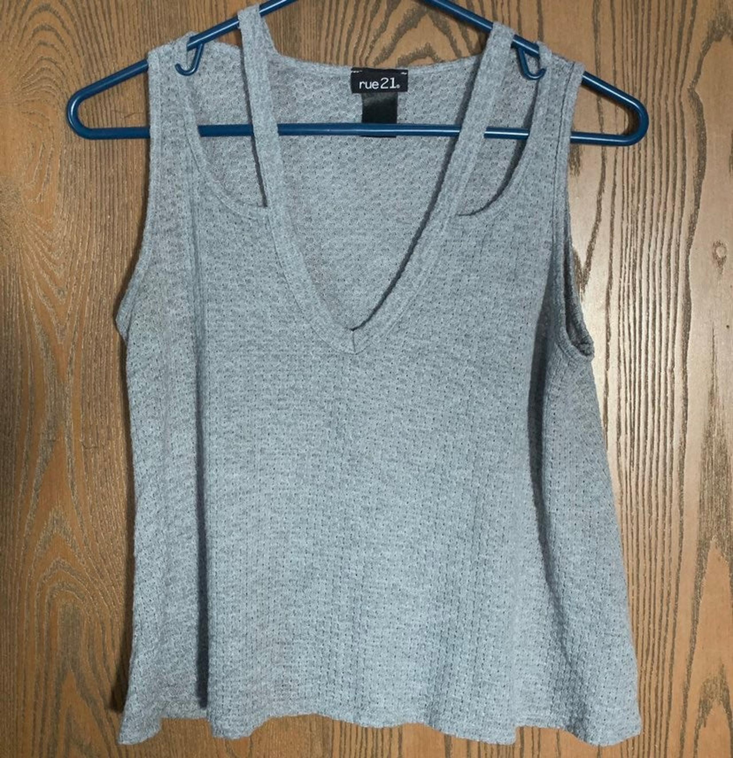 rue21 Gray Knit V-Neck Tank Top
