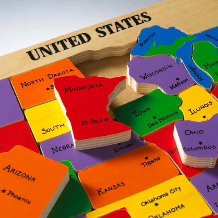 US Map Puzzle. Educational toy puzzle for learning and teaching preschool elemen