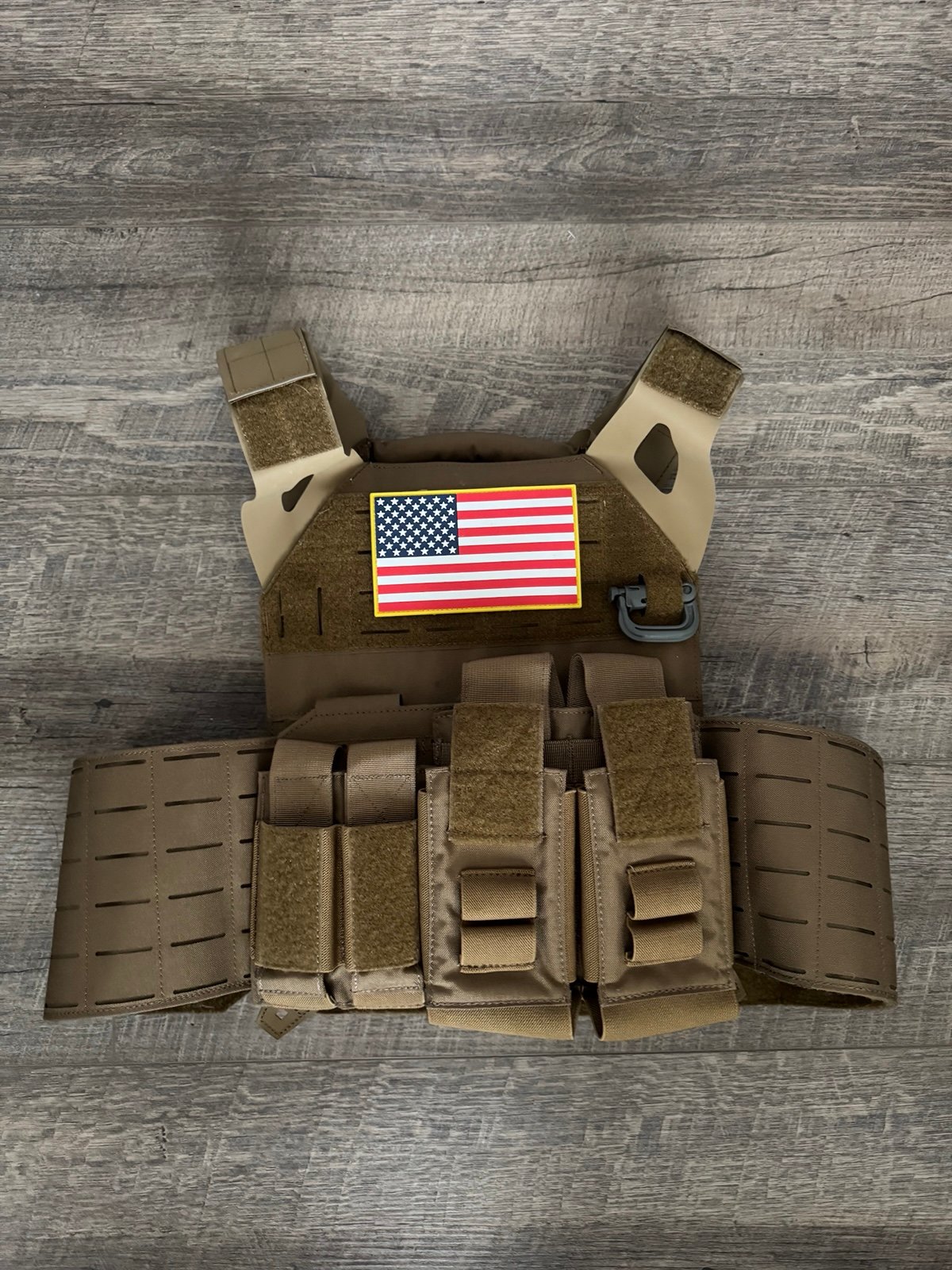 AR500 Invictus Carrier & 10x12 Level III Steel Plates, Pouches