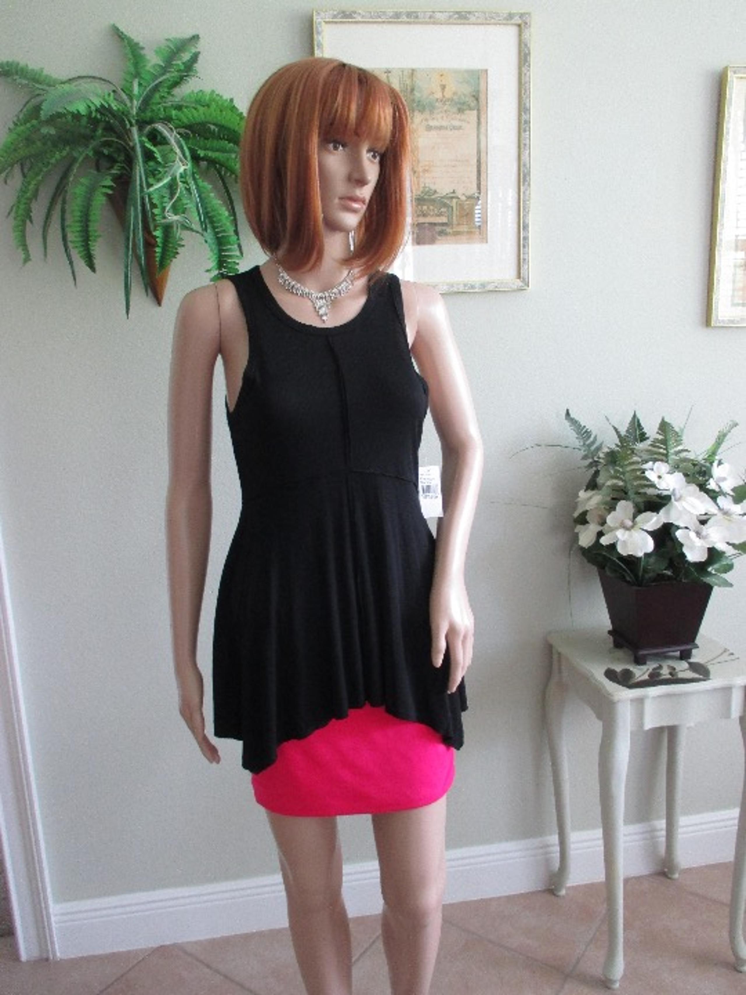 NWT - Mossimo black stretchy knit top with longer sides - sz M