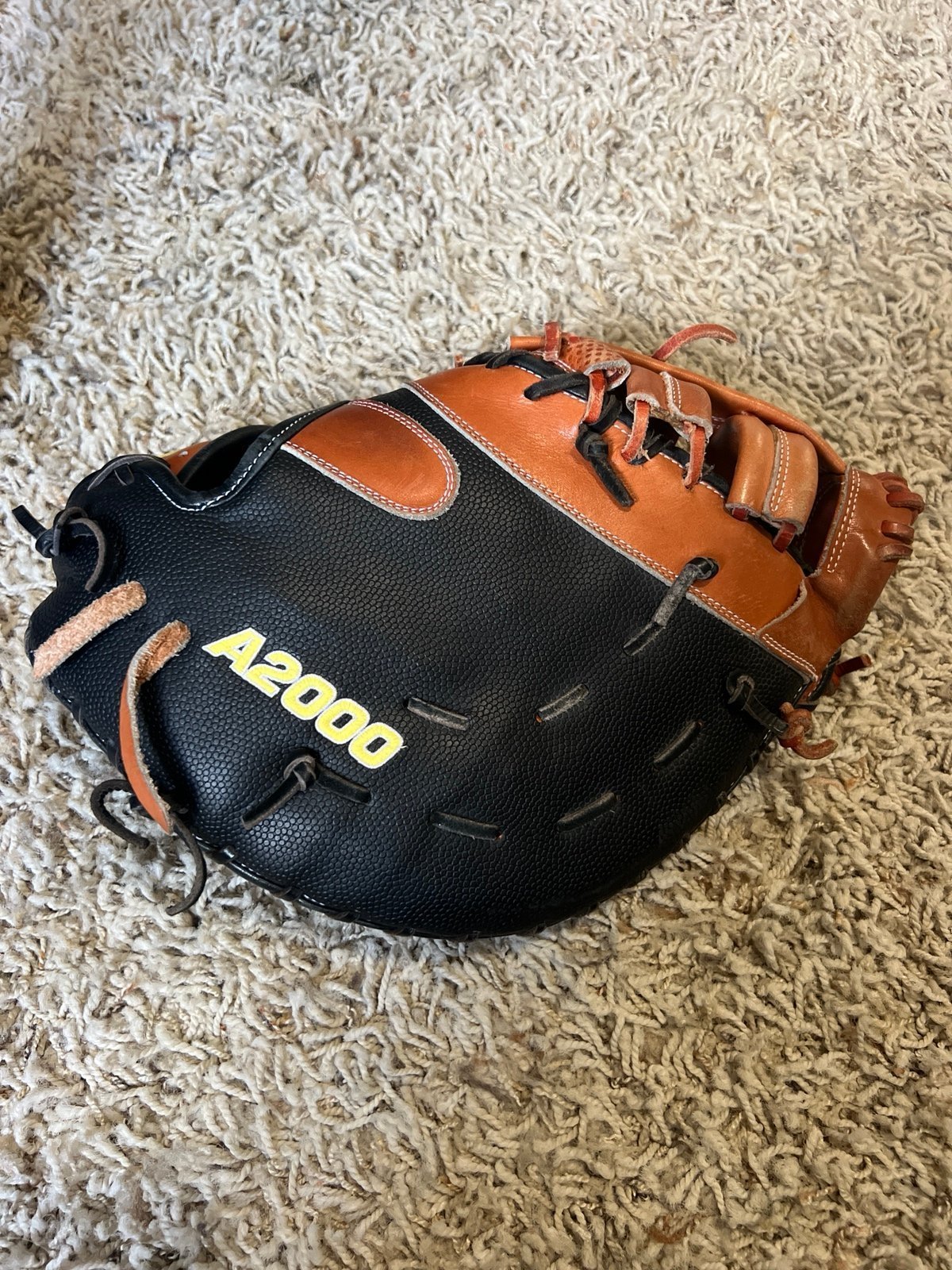 Wilson A2000 left handed Baseball Glove with spin control 12.5
