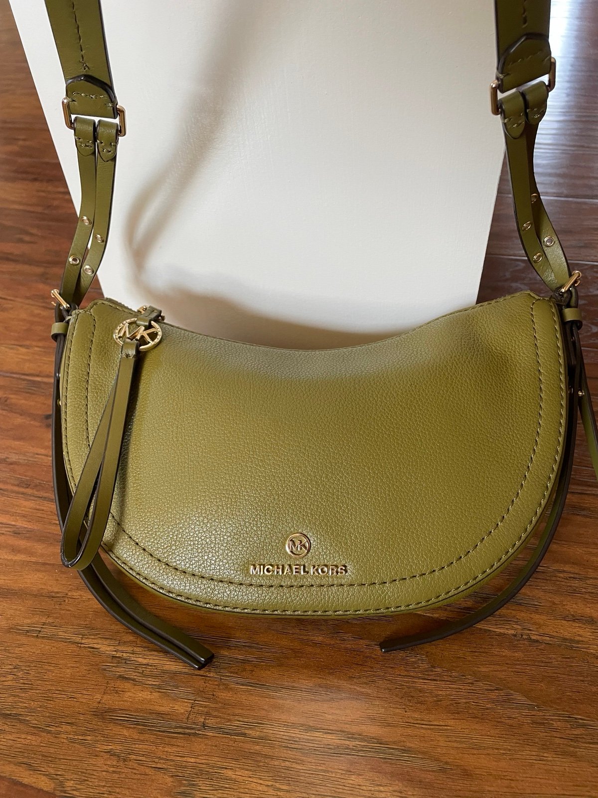 Michael Kors, Camden small messenger bag – pistachio – EUC!