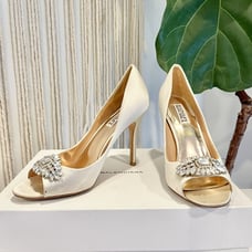 Badgley Mischka Cream Satin Heels Shoes Pumps Diamond Gem Accent | Size 9 / 40