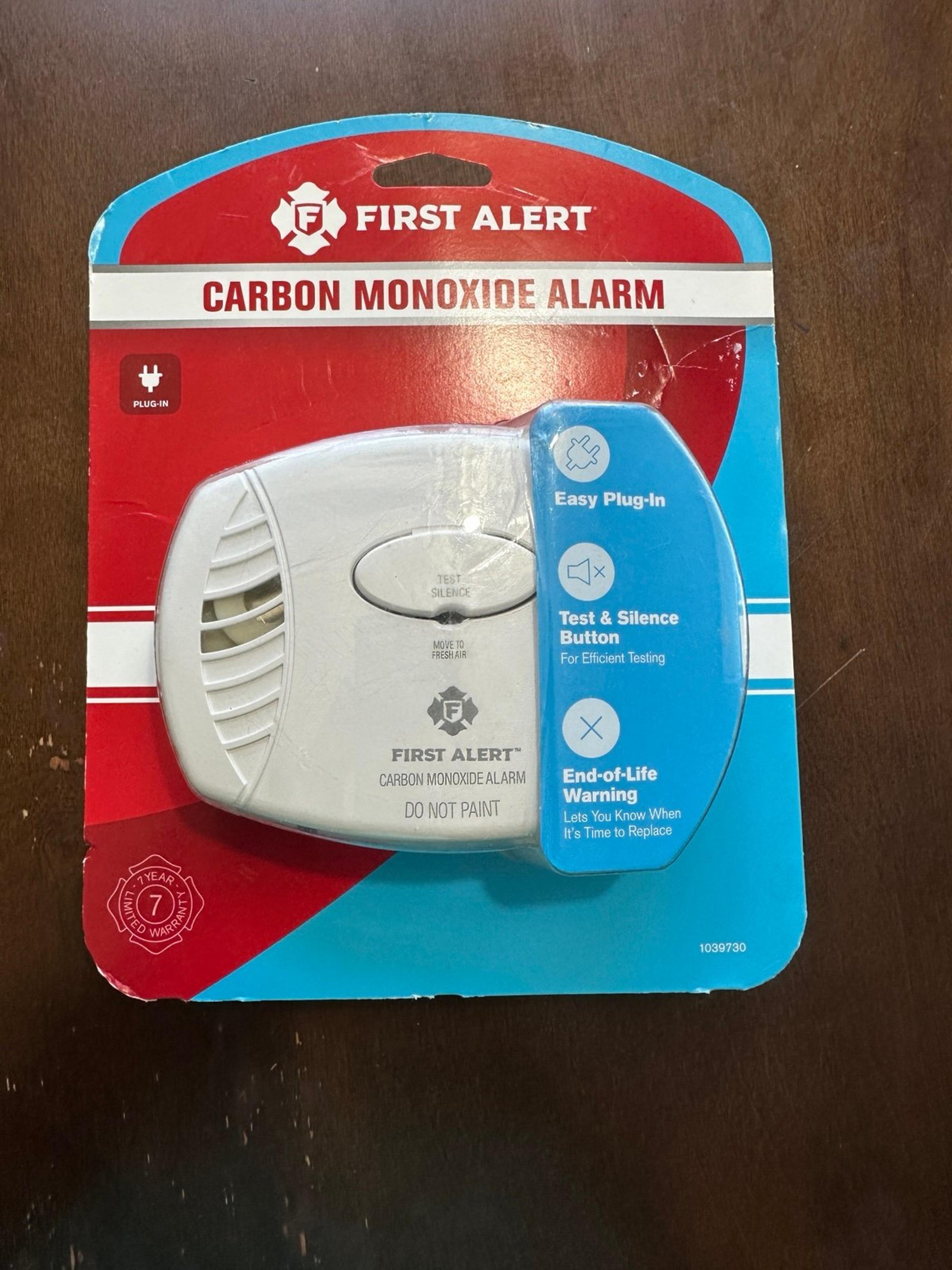 First Alert CO600 Carbon Monoxide Plug-In Alarm with Wall Plug In NEW