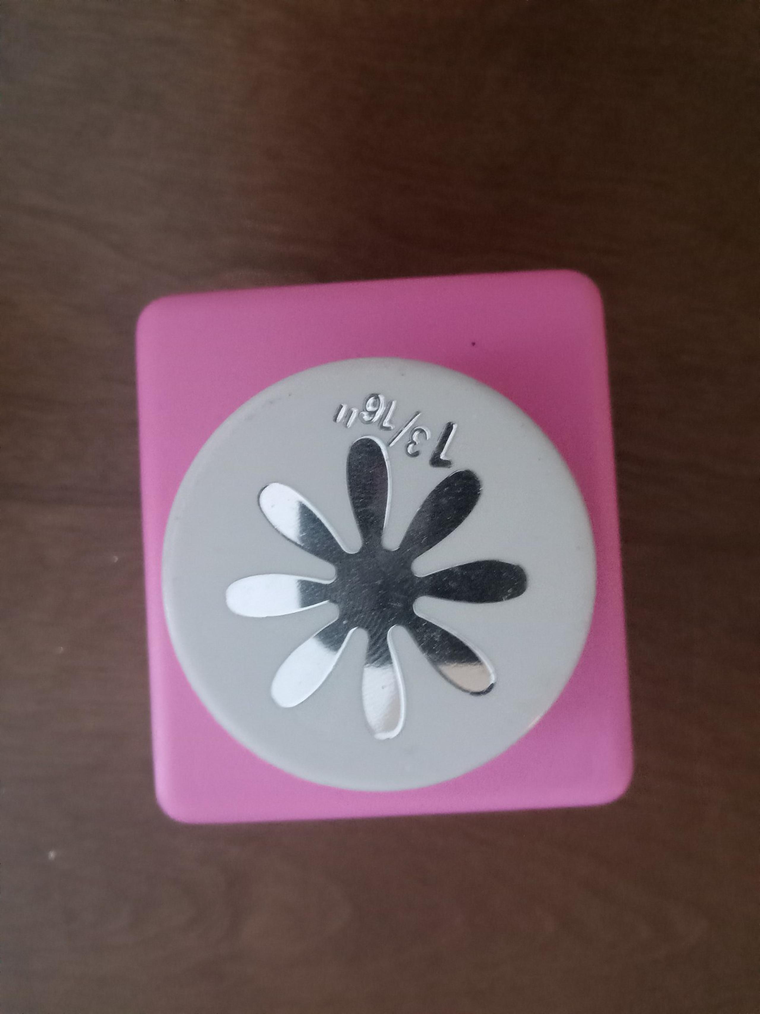 MCGILL Daisy flower craft punch stamping scrapbooking & card making