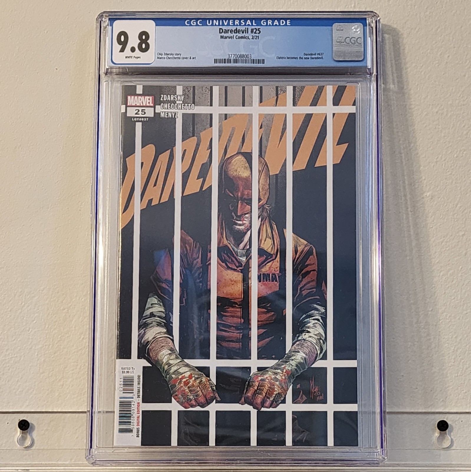 Daredevil 25 CGC 9.8 - 1st appearance Elektra as new Daredevil