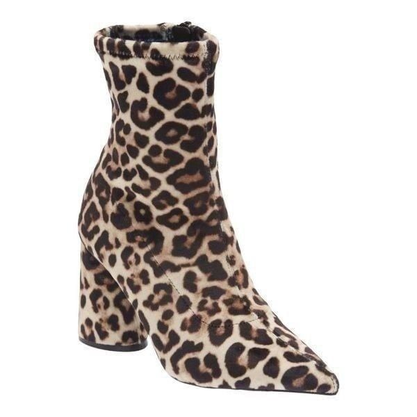 Steve Madden Valyant pointed toe bootie in leopard velvet size 7.5 NWB.